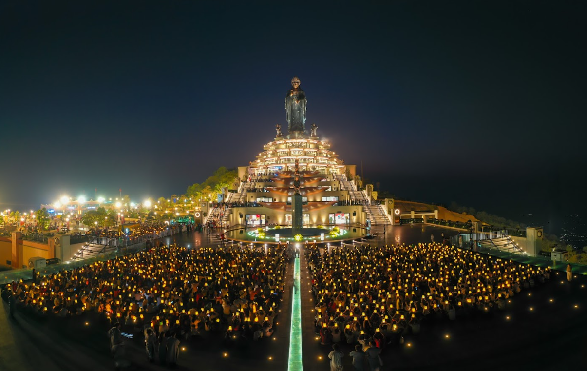 Hàng trăm ngàn đèn đăng thắp sáng đại lễ dâng đăng rằm tháng giêng tại núi Bà Đen- Ảnh 1.