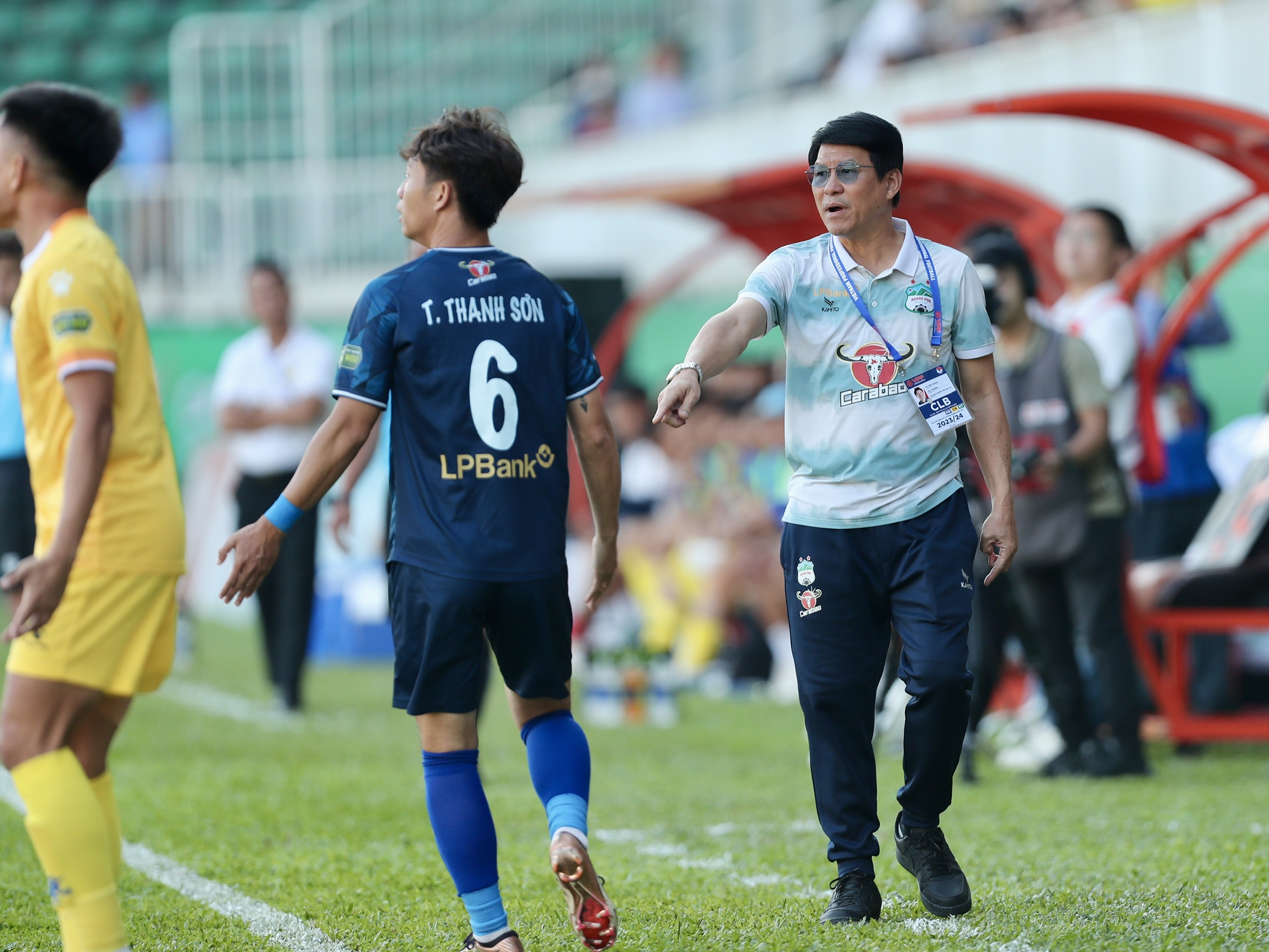 V-League: HLV Vũ Tiến Thành chưa biết thắng, HAGL vẫn chìm rất sâu trong khủng hoảng- Ảnh 2.