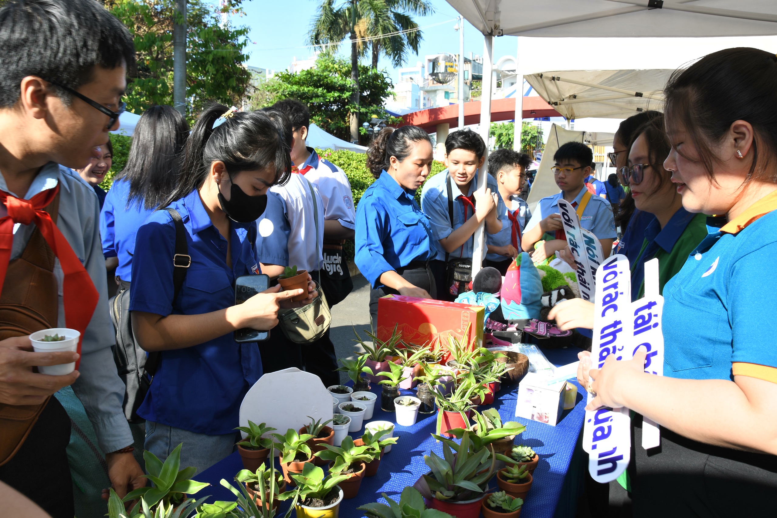 Khởi động Tháng Thanh niên 2024: ‘Áo xanh’ xông xáo khắp mọi nẻo đường- Ảnh 11.