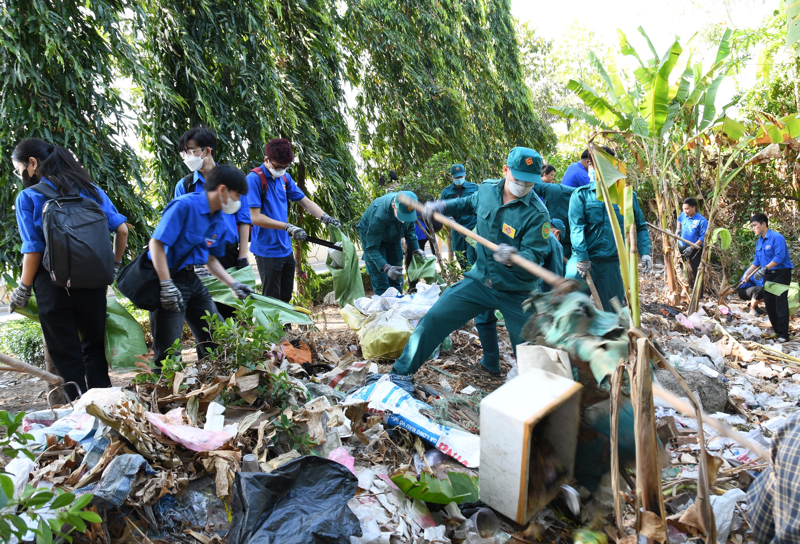 Tháng Thanh niên 2024: Choáng ngợp với ‘núi’ rác ngập ngụa được bạn trẻ dọn sạch sẽ- Ảnh 1.