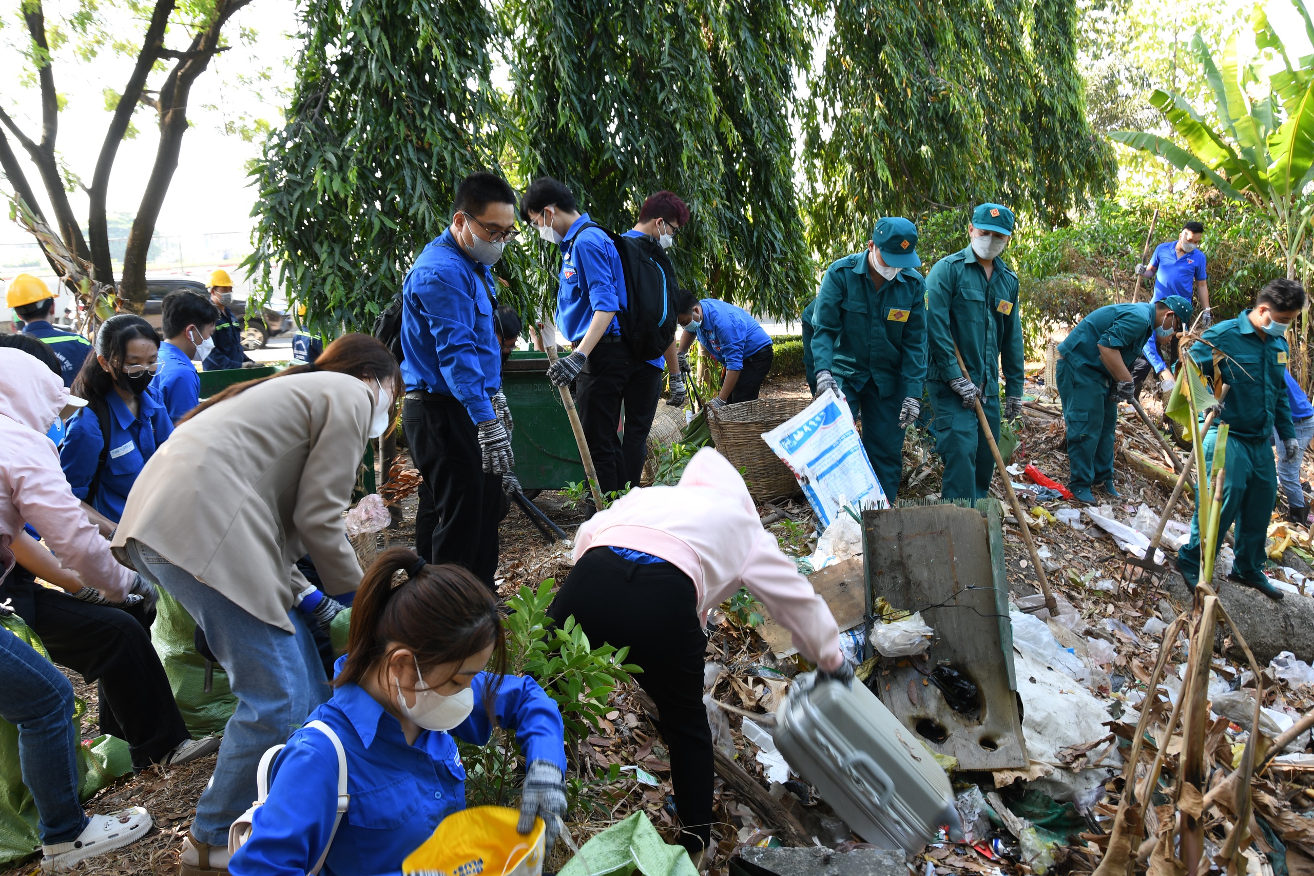 Tháng Thanh niên 2024: Choáng ngợp với ‘núi’ rác ngập ngụa được bạn trẻ dọn sạch sẽ- Ảnh 4.