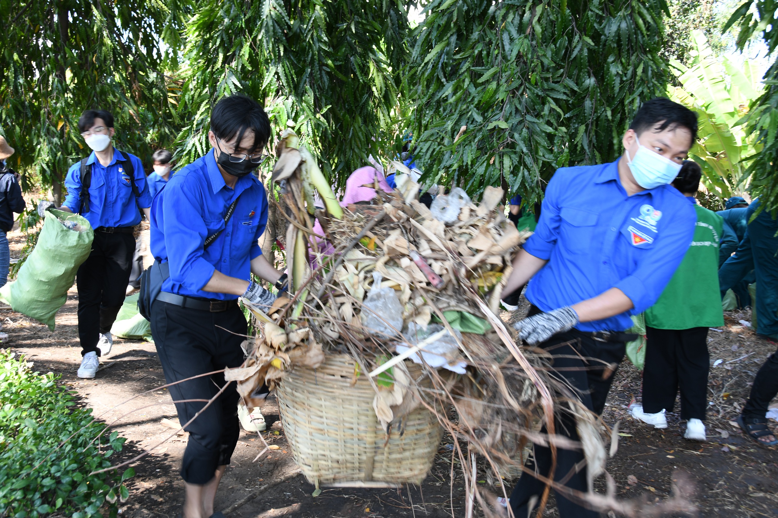 Tháng Thanh niên 2024: Choáng ngợp với ‘núi’ rác ngập ngụa được bạn trẻ dọn sạch sẽ- Ảnh 3.