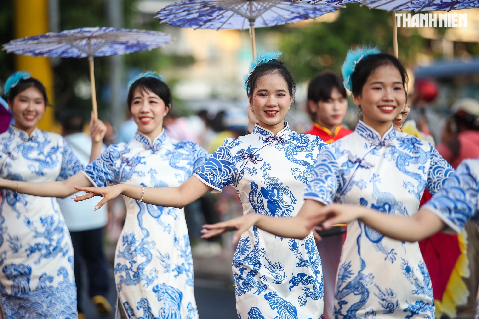 Hàng ngàn người dân TP.HCM, du khách xuống đường vui Tết Nguyên Tiêu tại Chợ Lớn- Ảnh 2.