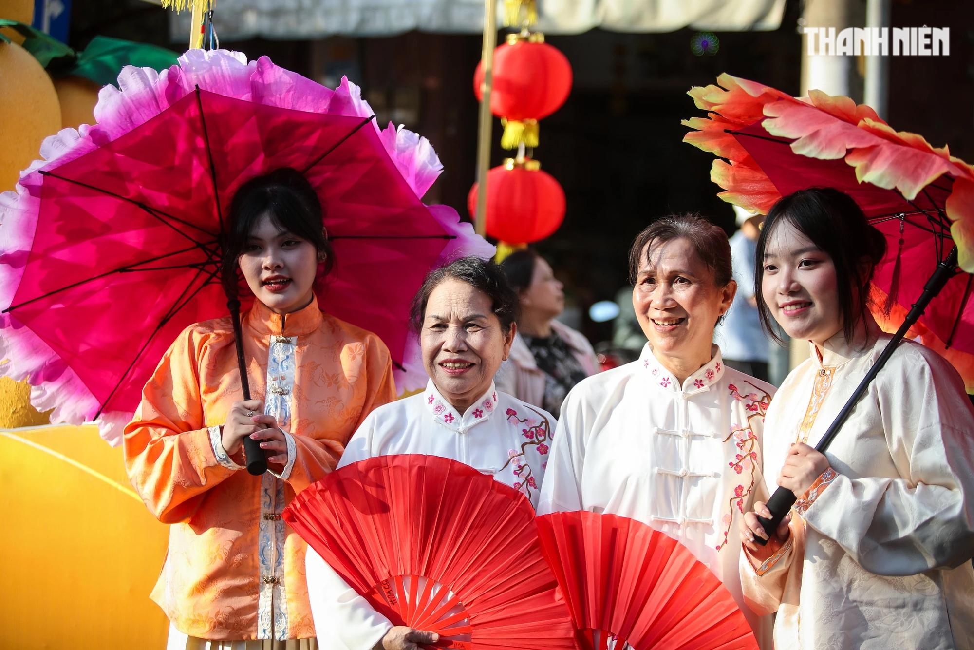 Hàng ngàn người dân TP.HCM, du khách xuống đường vui Tết Nguyên Tiêu tại Chợ Lớn- Ảnh 3.