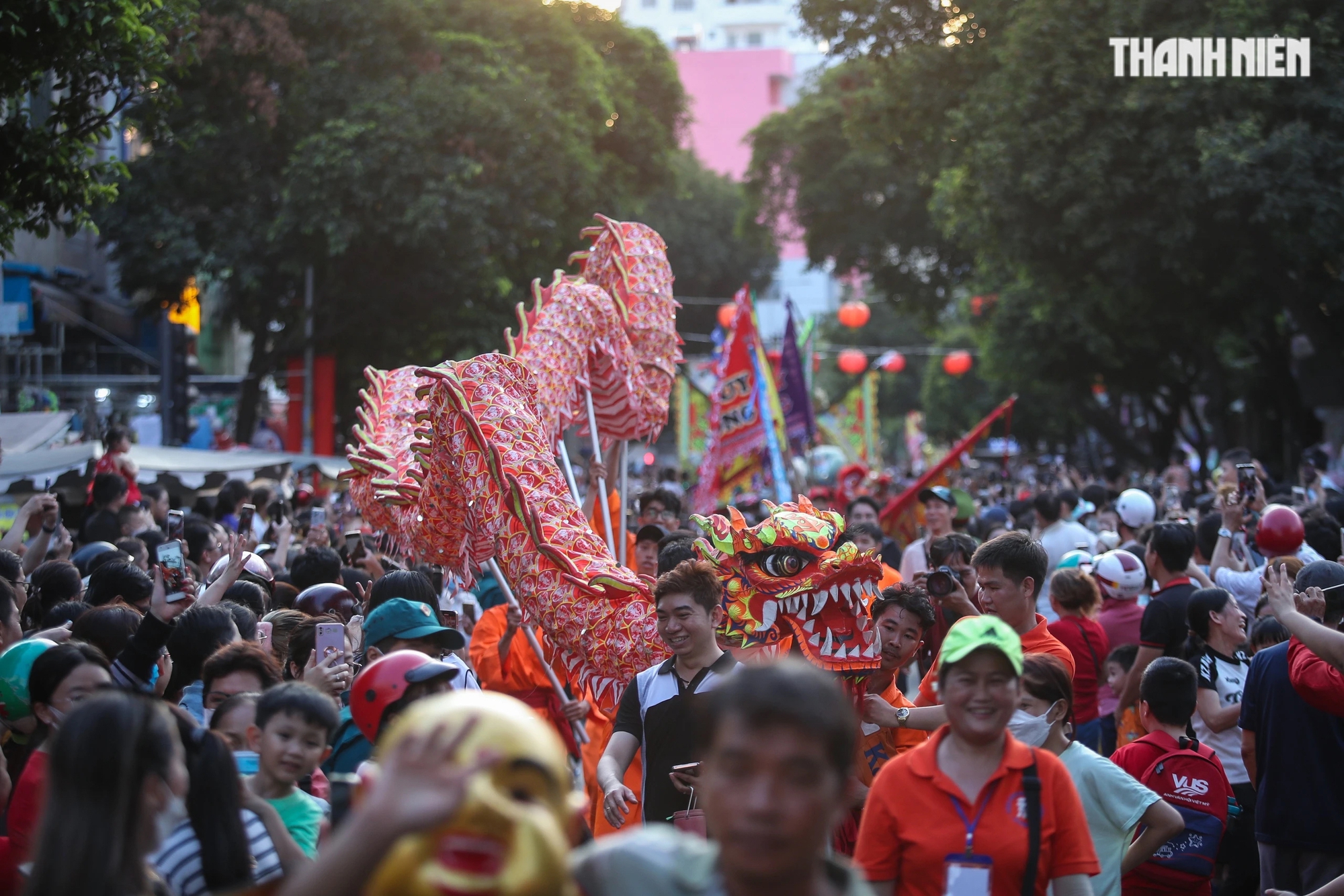 Hàng ngàn người dân TP.HCM, du khách xuống đường vui Tết Nguyên Tiêu tại Chợ Lớn- Ảnh 9.