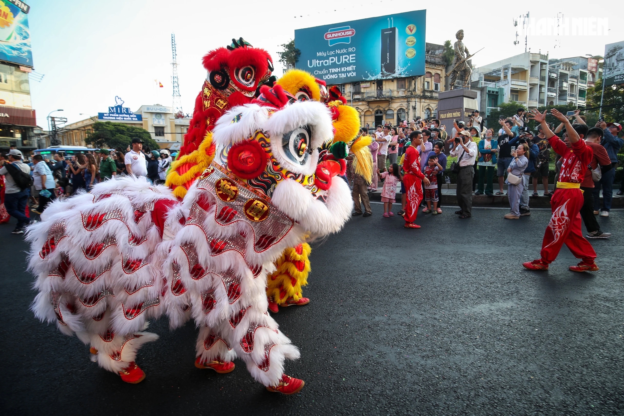 Hàng ngàn người dân TP.HCM, du khách xuống đường vui Tết Nguyên Tiêu tại Chợ Lớn- Ảnh 13.