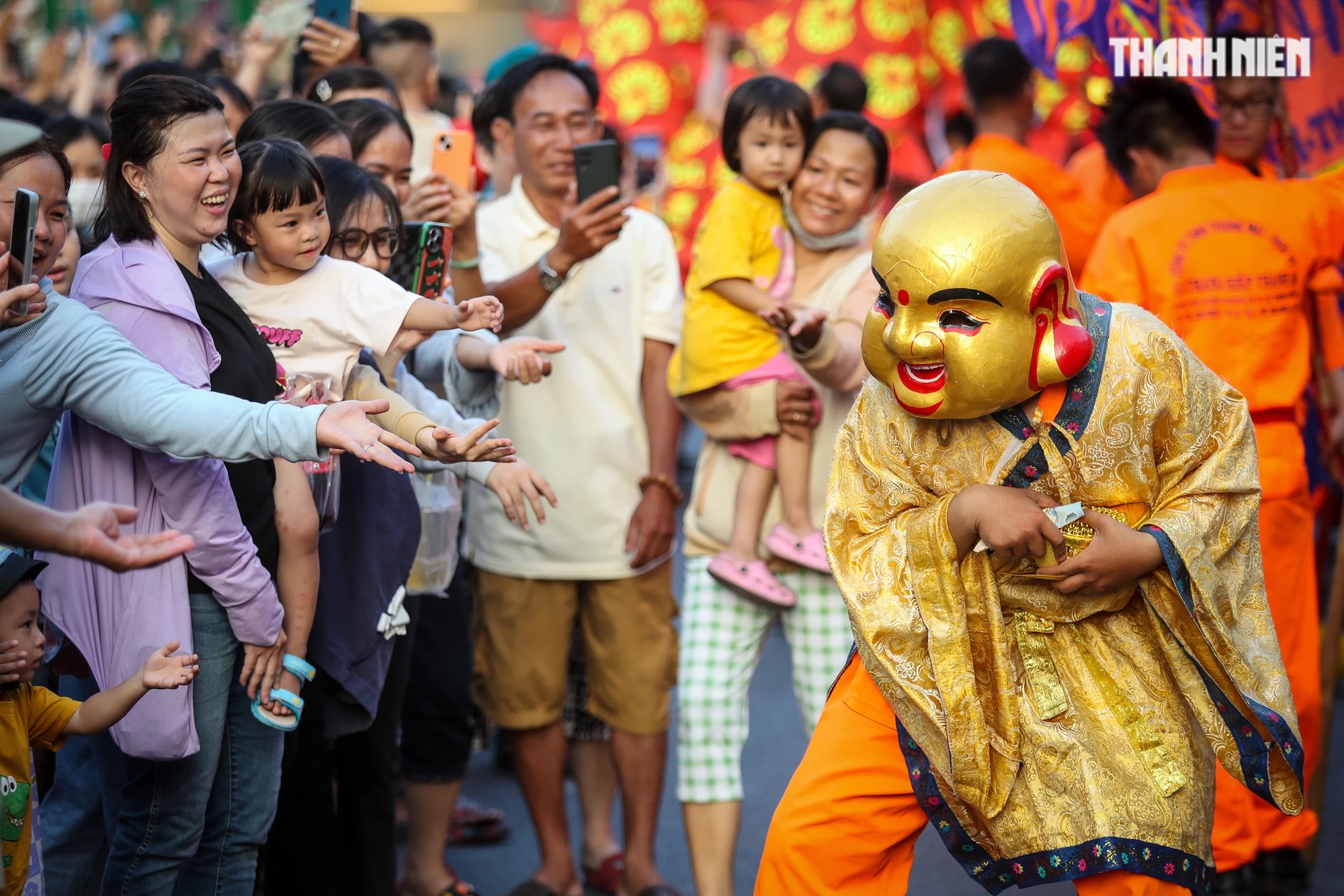 Hàng ngàn người dân TP.HCM, du khách xuống đường vui Tết Nguyên Tiêu tại Chợ Lớn- Ảnh 15.