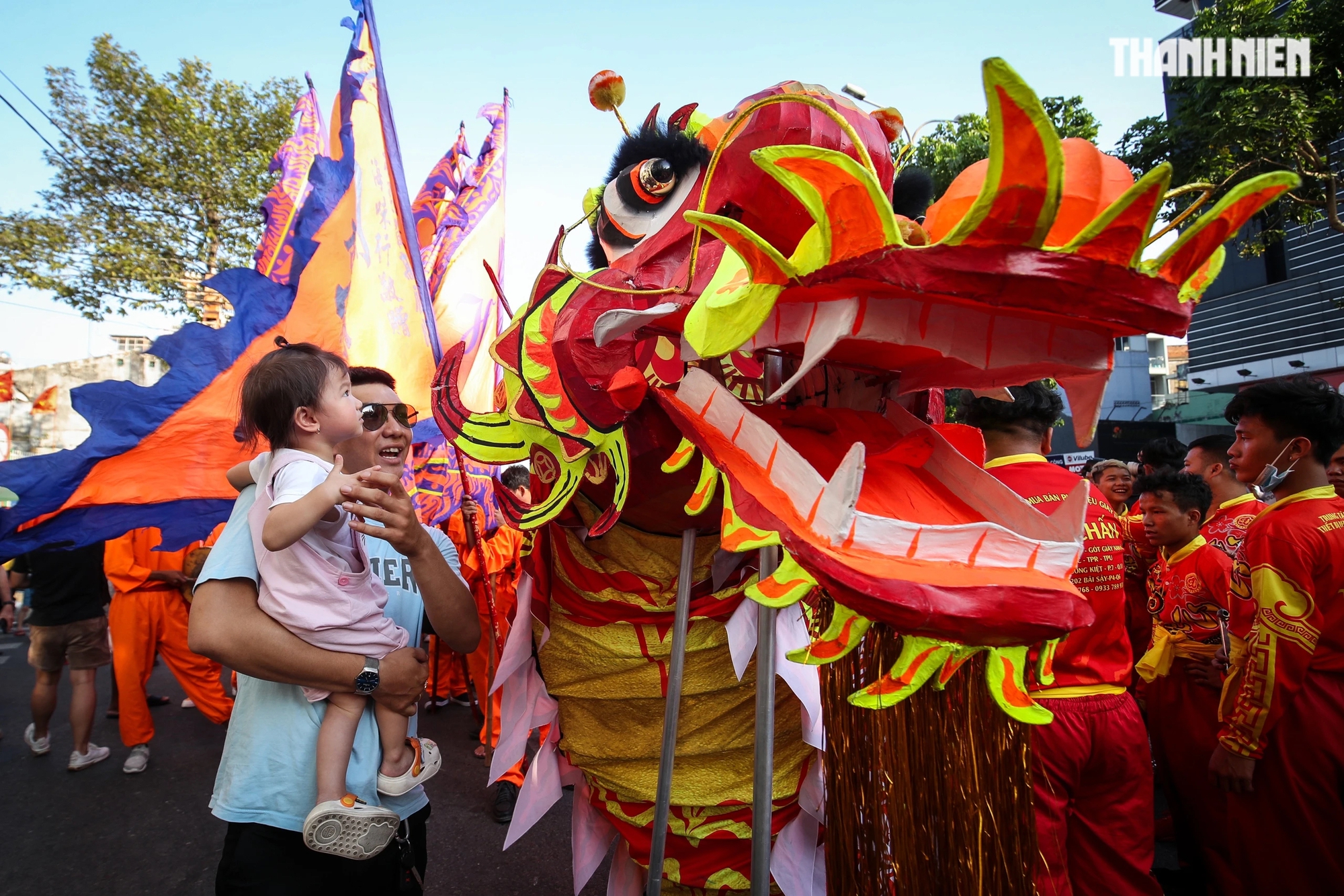 Hàng ngàn người dân TP.HCM, du khách xuống đường vui Tết Nguyên Tiêu tại Chợ Lớn- Ảnh 16.