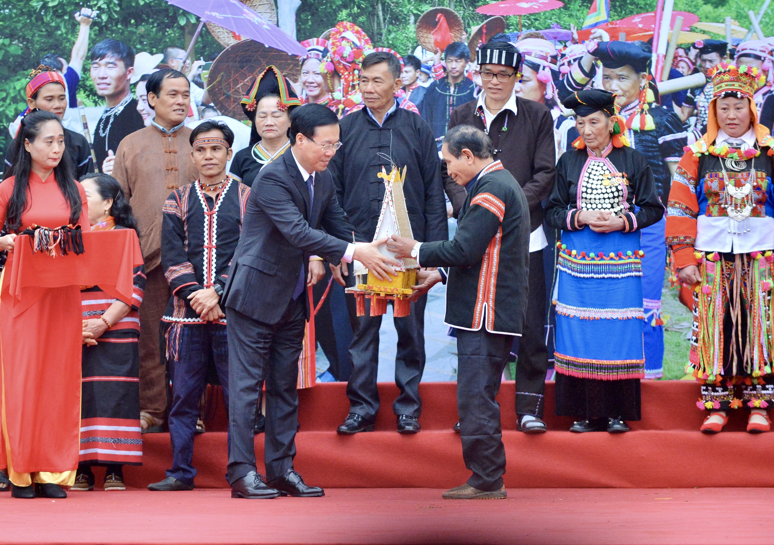 Chủ tịch nước Võ Văn Thưởng dự hội trỉa lúa, múa xòe cùng đồng bào dân tộc- Ảnh 5.