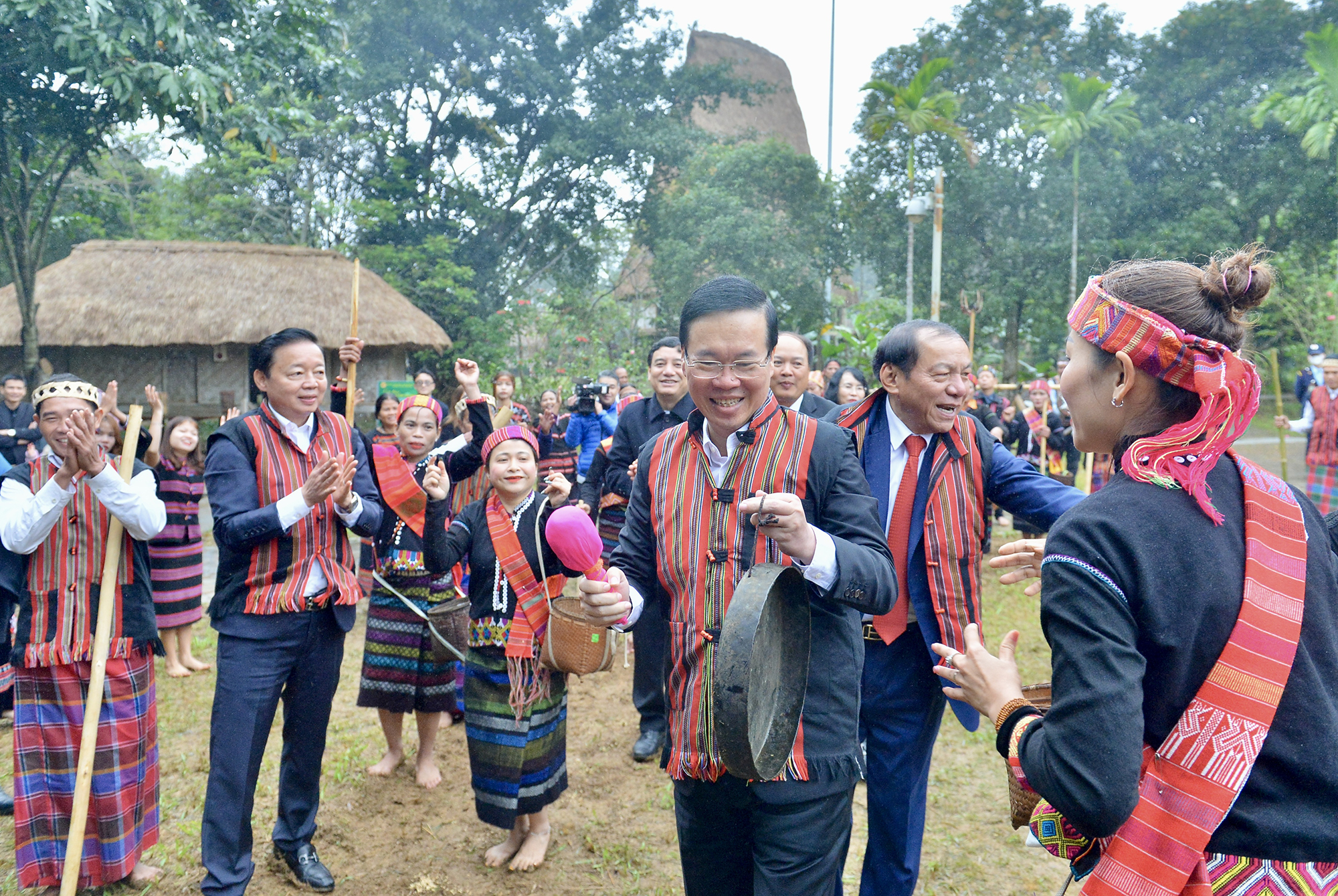 Chủ tịch nước Võ Văn Thưởng dự hội trỉa lúa, múa xòe cùng đồng bào dân tộc- Ảnh 8.