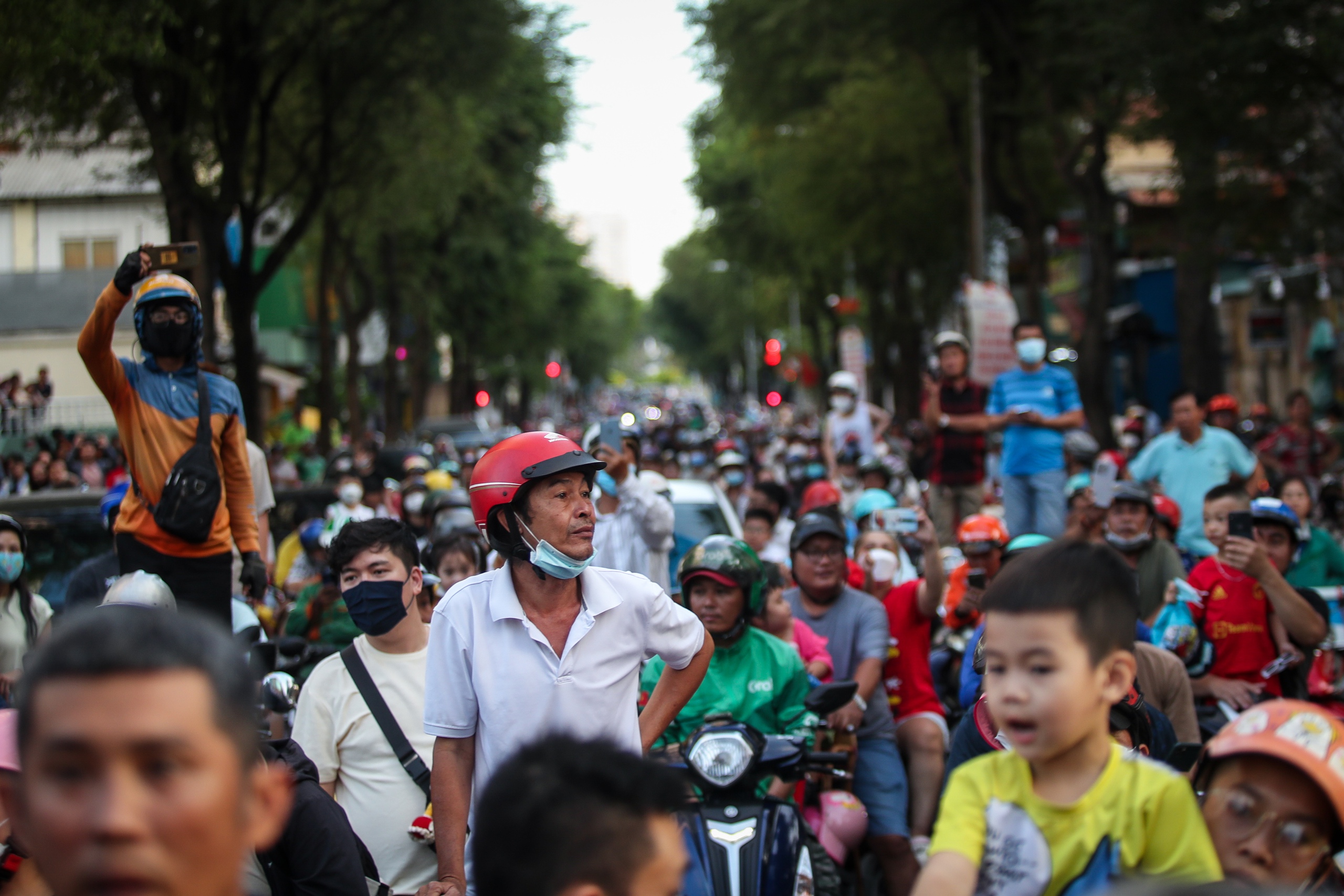 Hàng ngàn người dân TP.HCM, du khách xuống đường vui Tết Nguyên Tiêu tại Chợ Lớn- Ảnh 10.