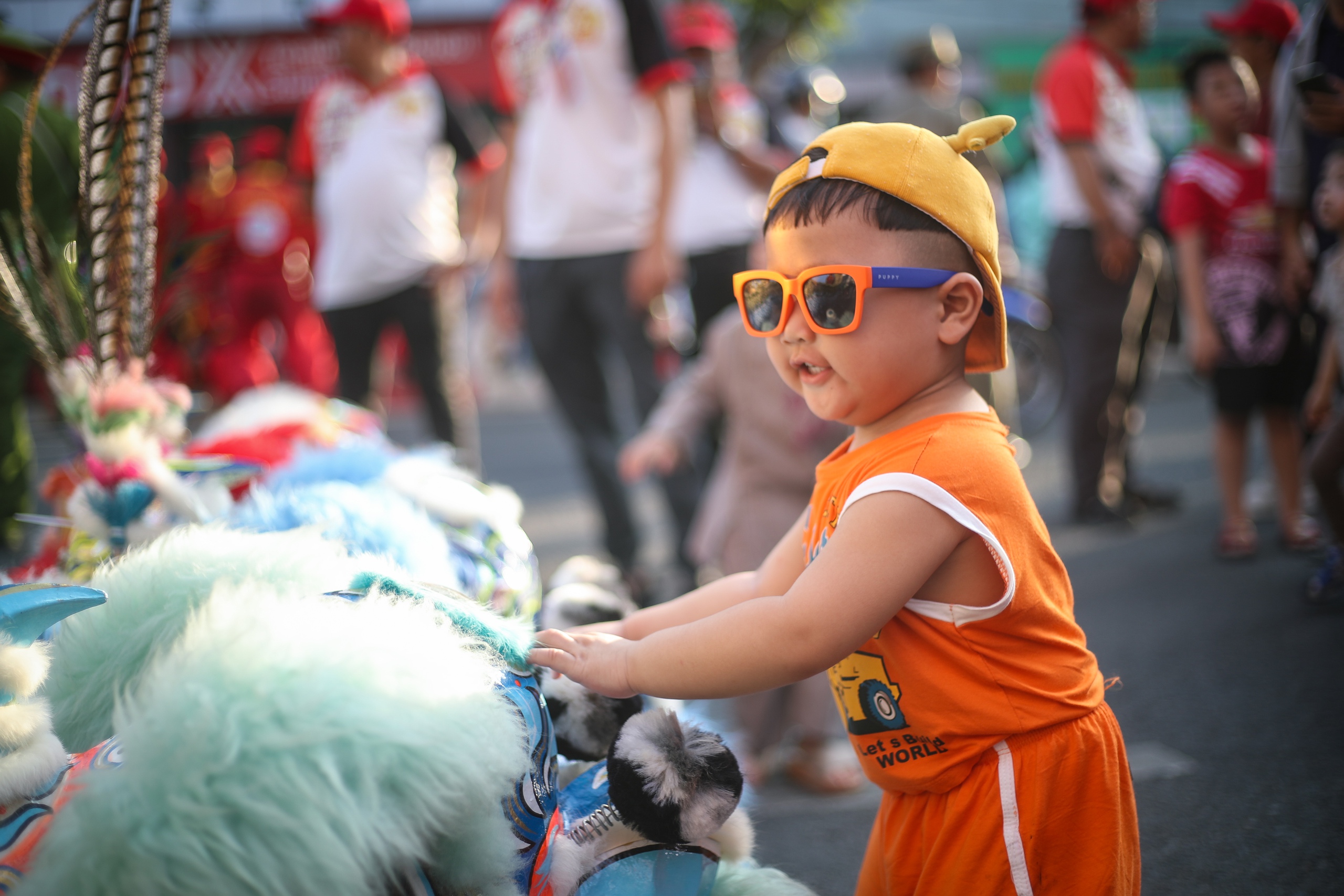 Hàng ngàn người dân TP.HCM, du khách xuống đường vui Tết Nguyên Tiêu tại Chợ Lớn- Ảnh 8.