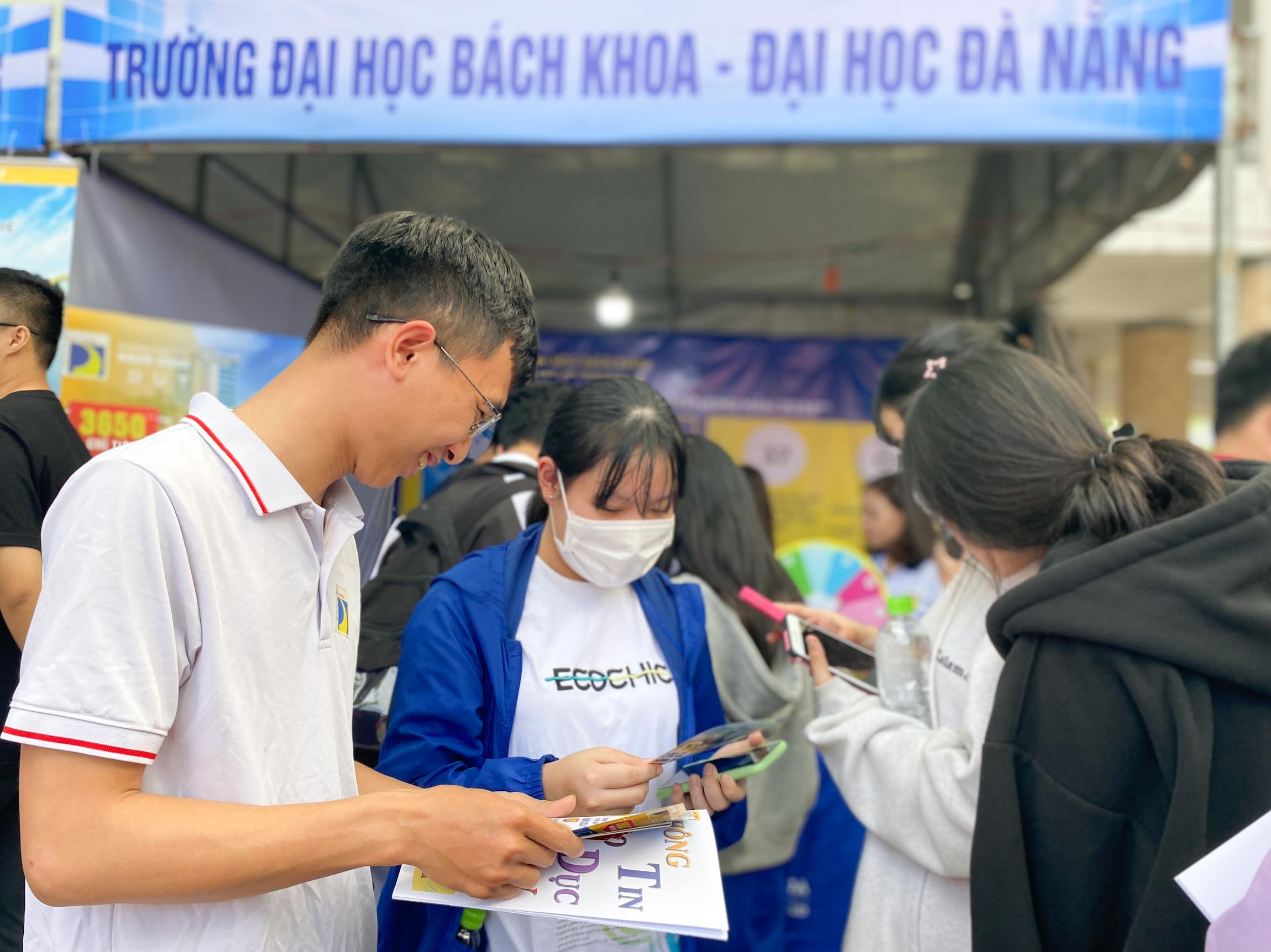 Náo nhiệt gian hàng tư vấn mùa thi Đà Nẵng, học sinh hào hứng được 'truyền lửa'- Ảnh 12.