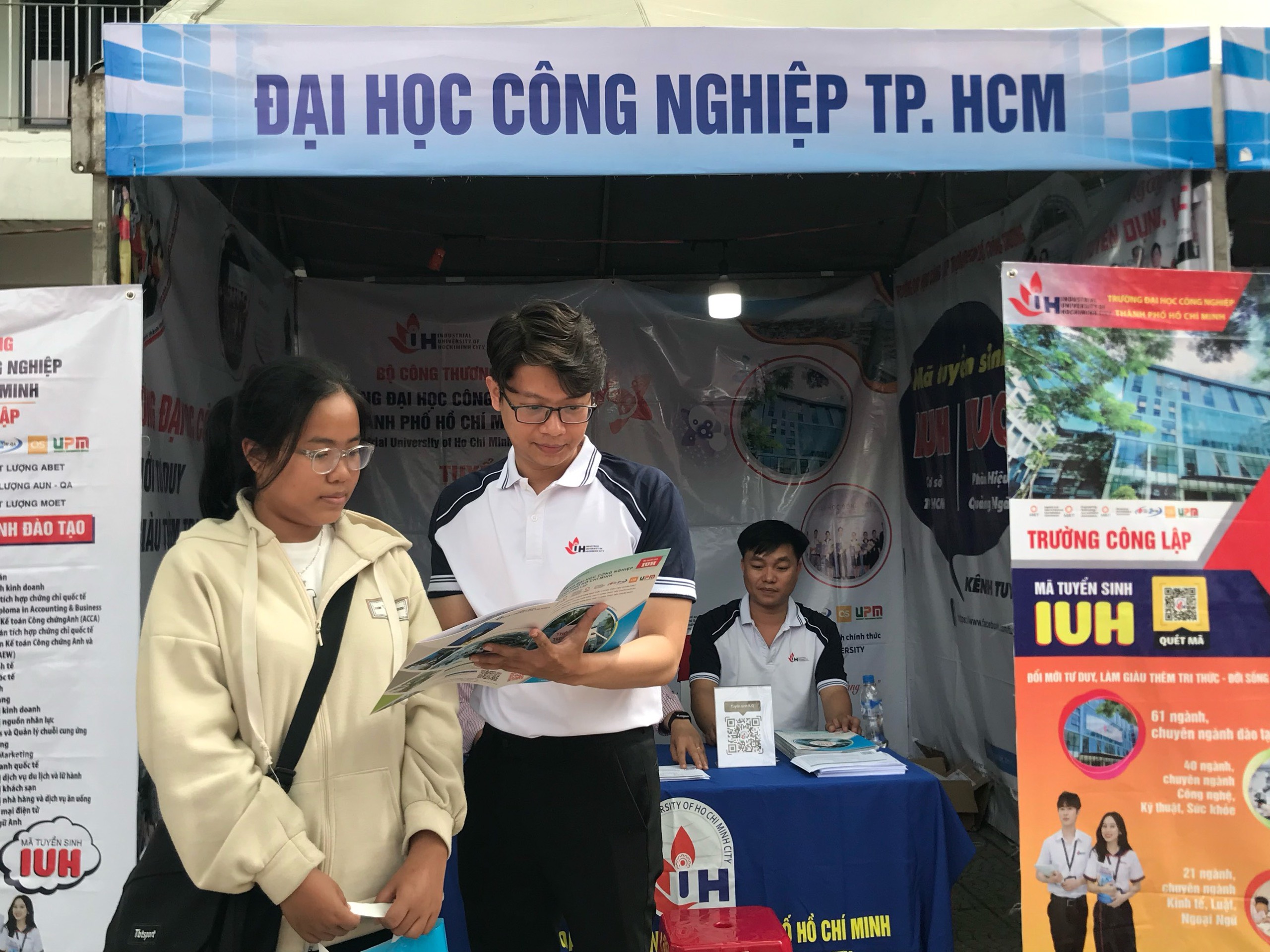 Náo nhiệt gian hàng tư vấn mùa thi Đà Nẵng, học sinh hào hứng được 'truyền lửa'- Ảnh 18.