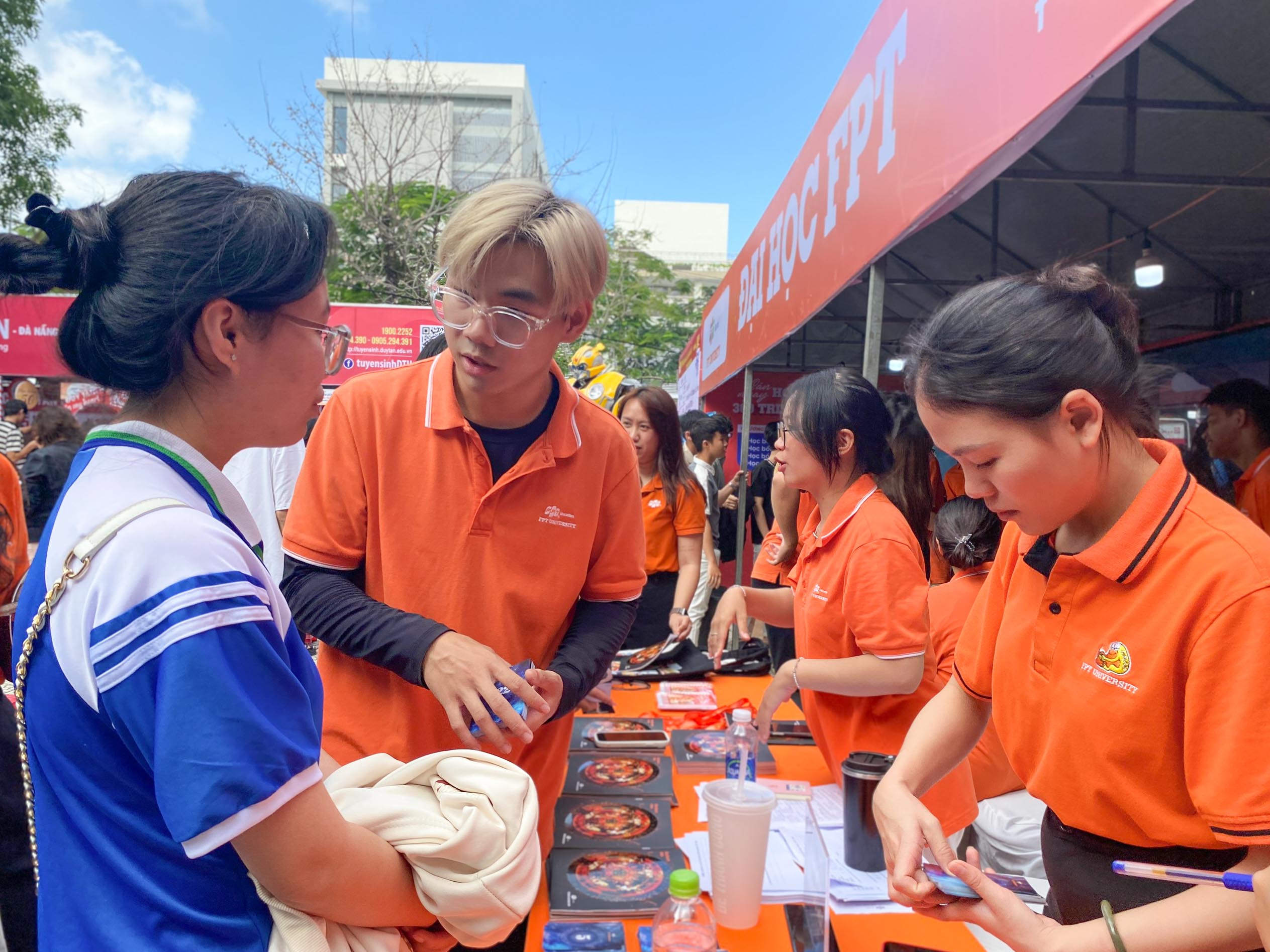 Náo nhiệt gian hàng tư vấn mùa thi Đà Nẵng, học sinh hào hứng được 'truyền lửa'- Ảnh 11.