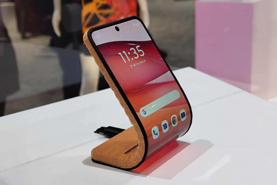 'Độc lạ' smartphone uốn dẻo đeo trên tay của Motorola- Ảnh 2.