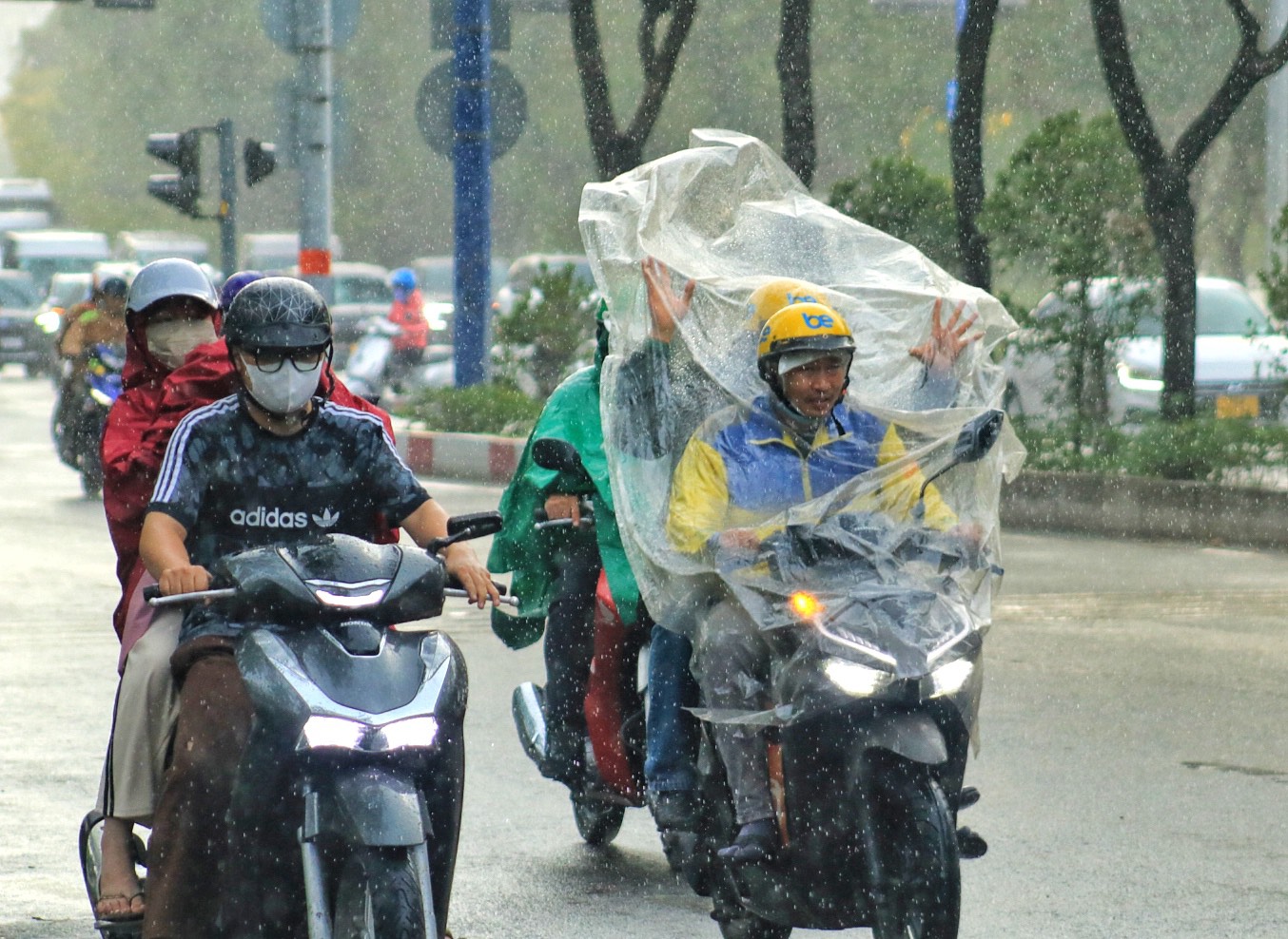 Giữa cao điểm nắng nóng, người dân TP.HCM dễ chịu sau cơn 'mưa vàng' chiều nay - Ảnh 1.