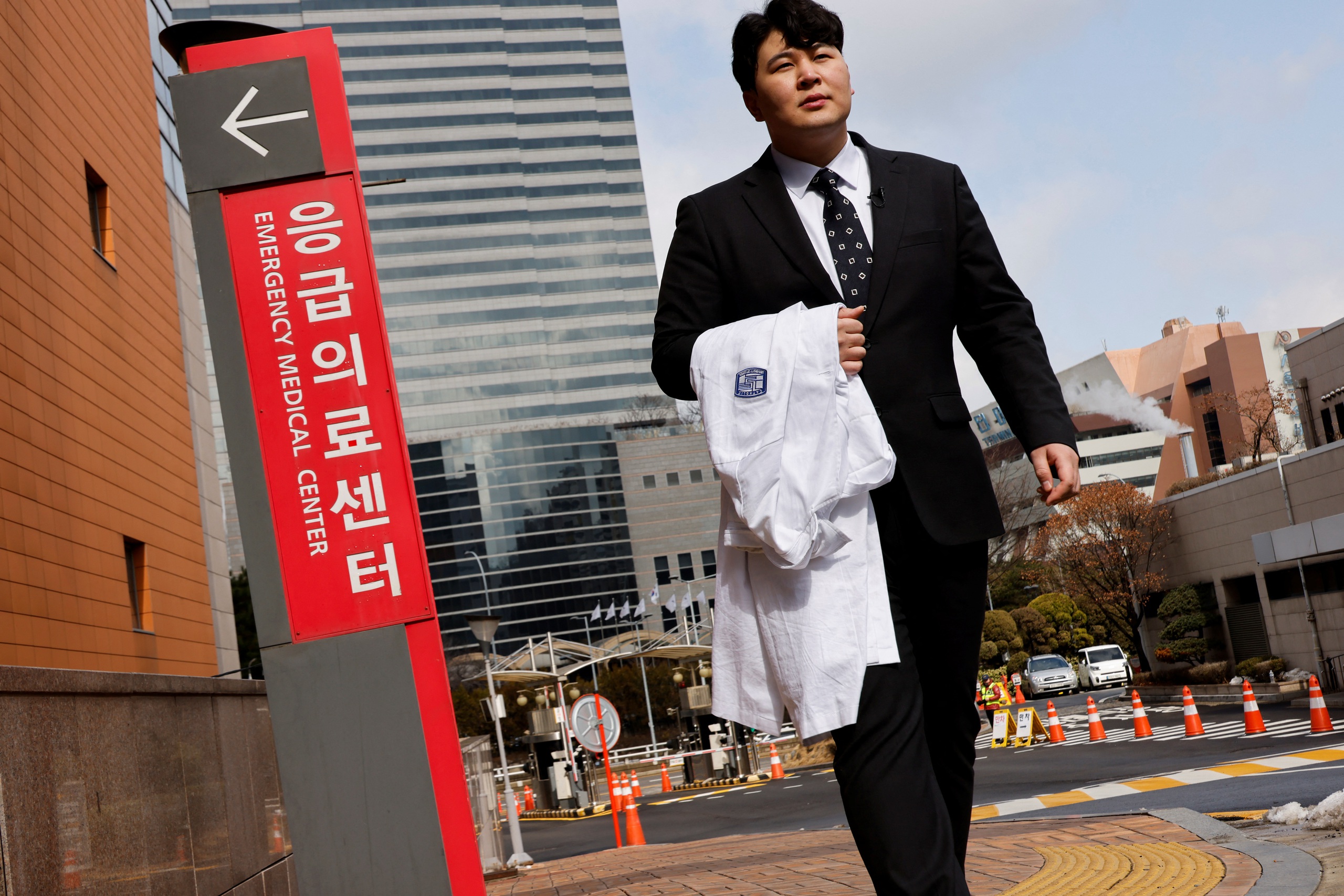 'Làm việc quá sức, không được lắng nghe', bác sĩ Hàn Quốc đình công- Ảnh 1.