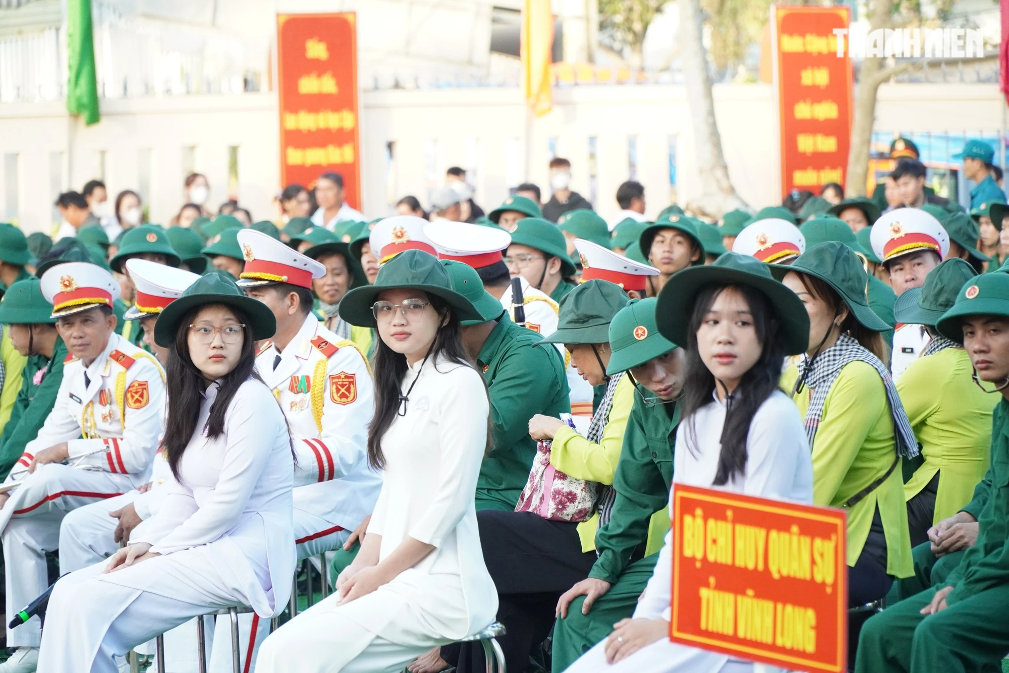 Chào tạm biệt người thân, các tân binh lên đường nhập ngũ- Ảnh 1.