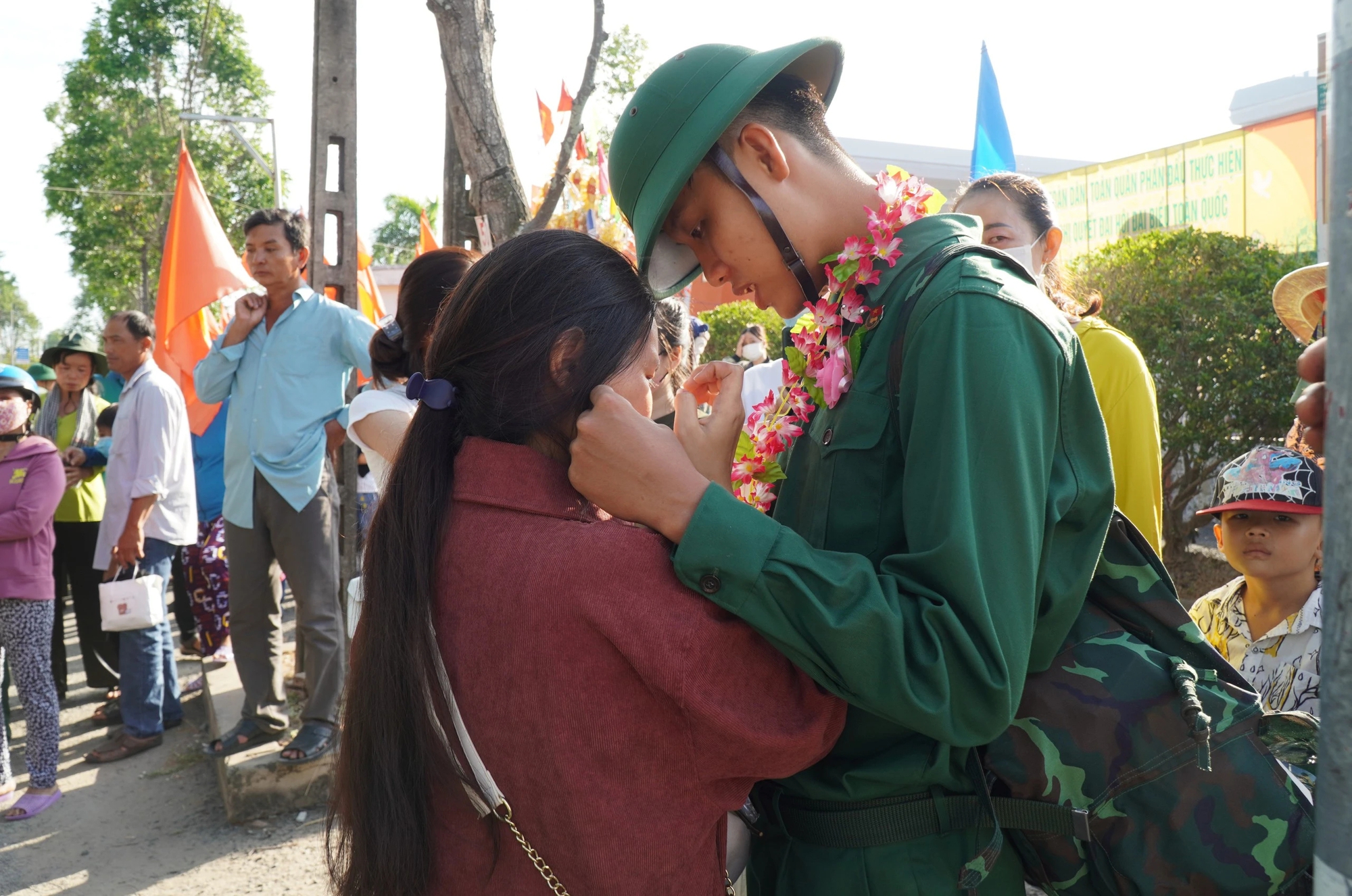 Chào tạm biệt người thân, các tân binh lên đường nhập ngũ- Ảnh 5.