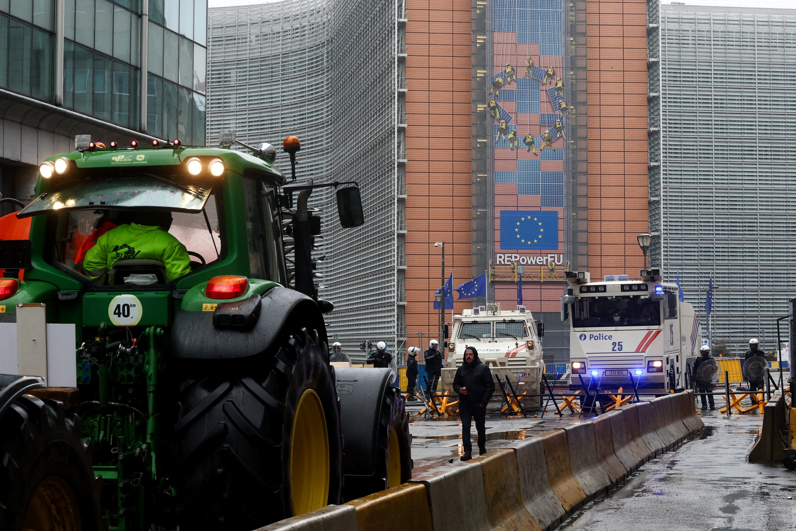 Khói lửa giữa 'thủ đô châu Âu' khi nông dân biểu tình- Ảnh 1.