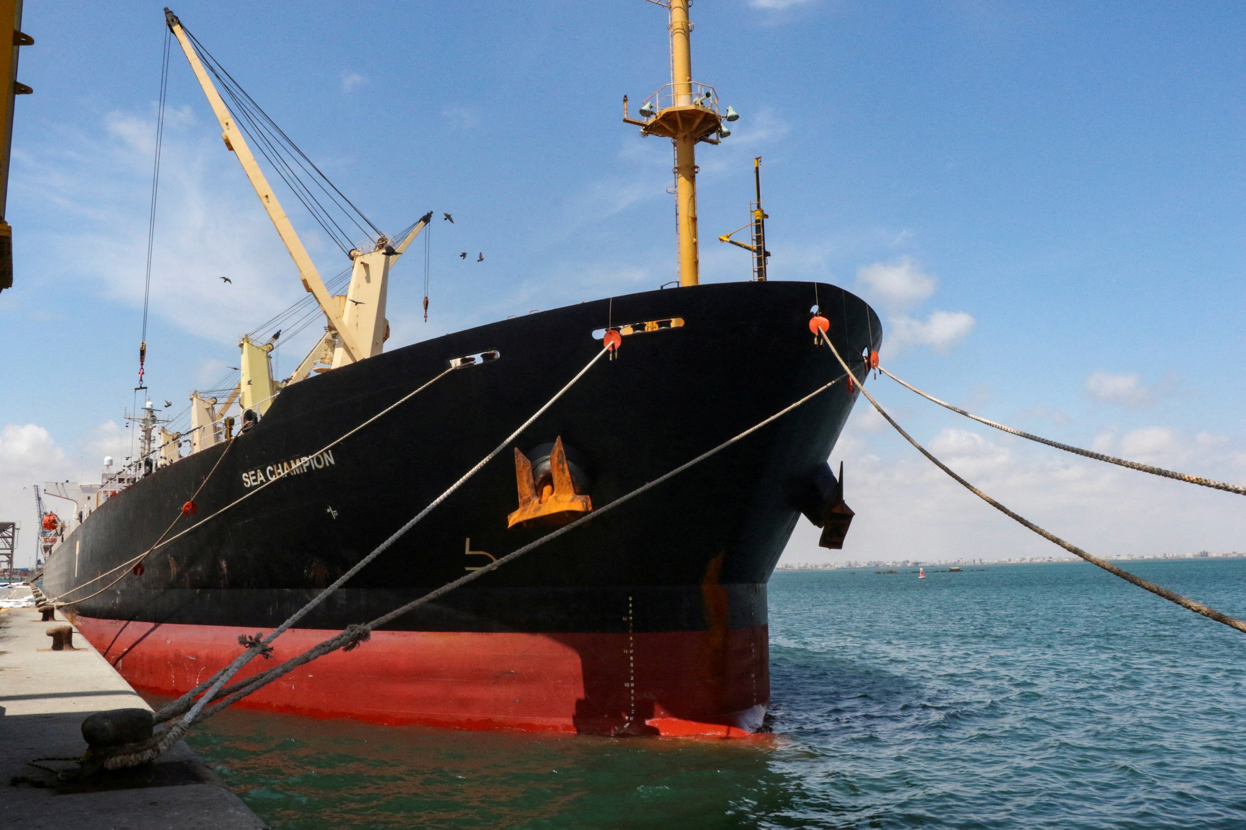 Mỹ tố tình báo Iran, Hezbollah hỗ trợ Houthi tấn công tàu trên biển Đỏ- Ảnh 1.