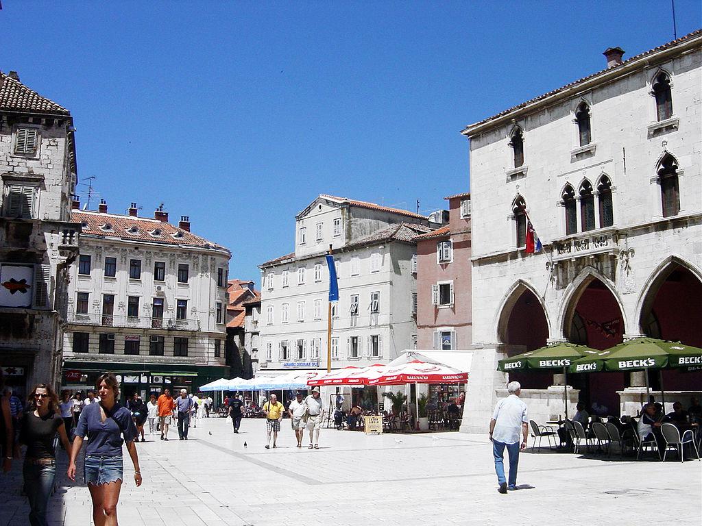 Những địa điểm du lịch nào không thể bỏ qua tại thành phố Split, Croatia?