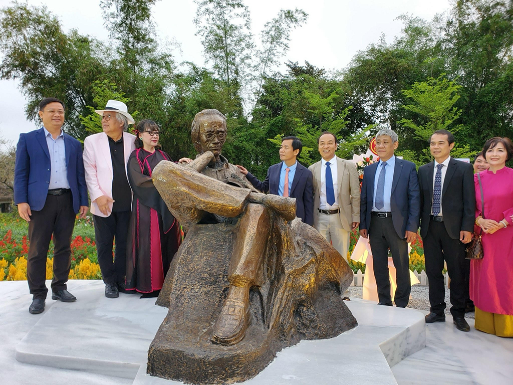 Inauguration of Trinh Cong Son bronze art statue in Hue - Photo 1. Khánh thành tượng đồng nghệ thuật Trịnh Công Sơn tại Huế- Ảnh 1.