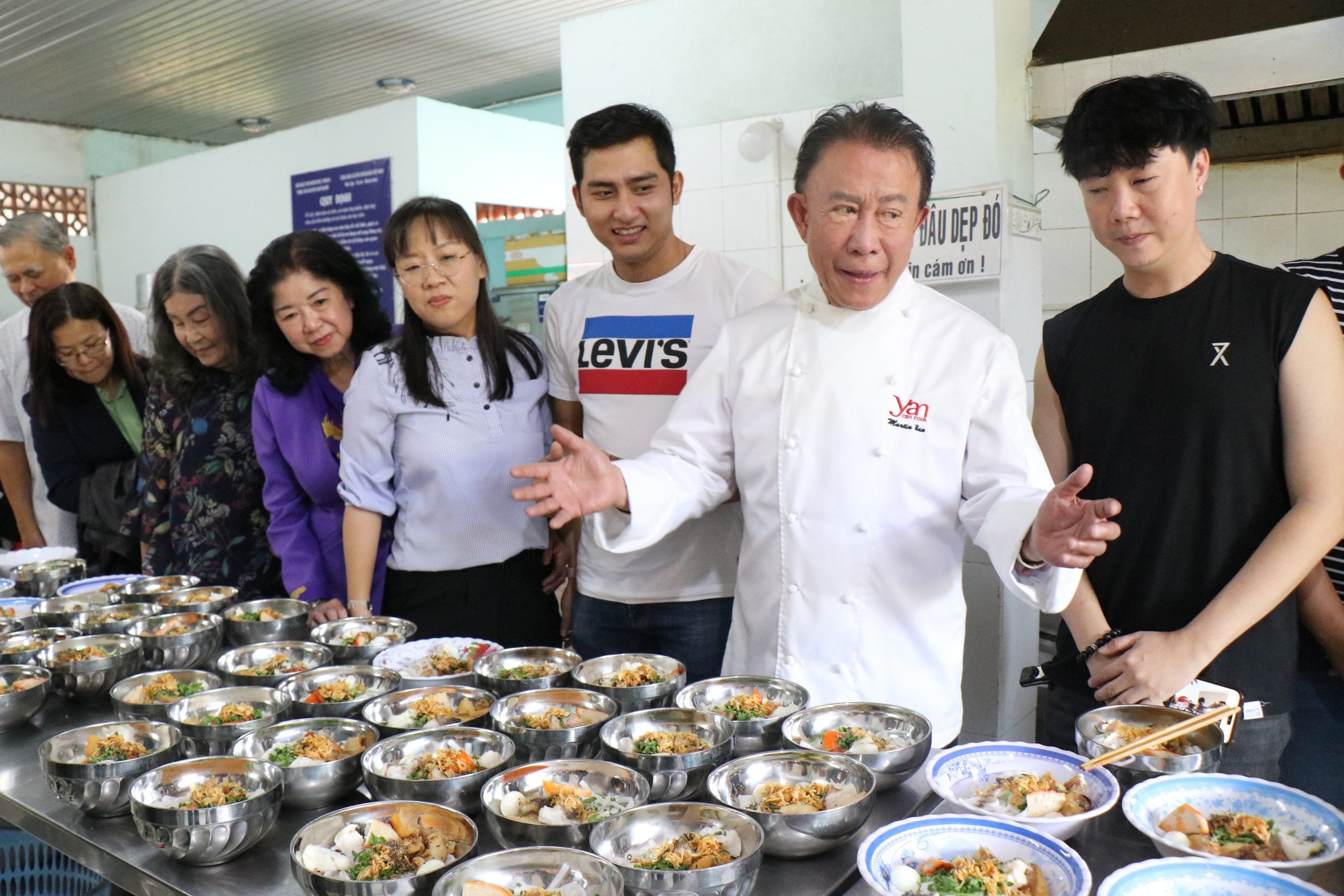 Vua bếp Yan Can Cook vận động từ thiện cho người khuyết tật, trẻ mồ côi TP.HCM- Ảnh 1.