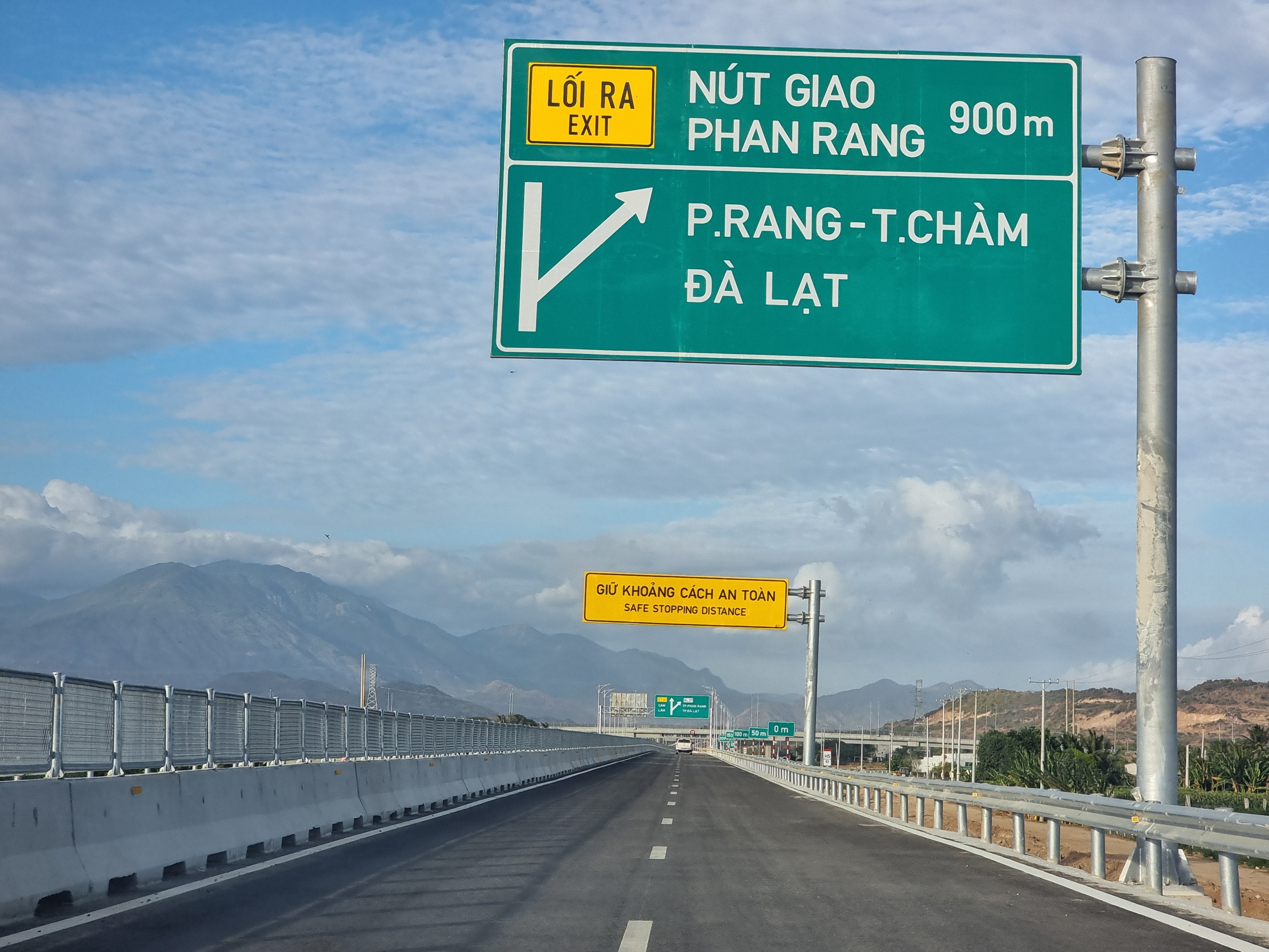 Cao tốc Cam Lâm - Vĩnh Hảo sẵn sàng cho ngày thông xe- Ảnh 2.