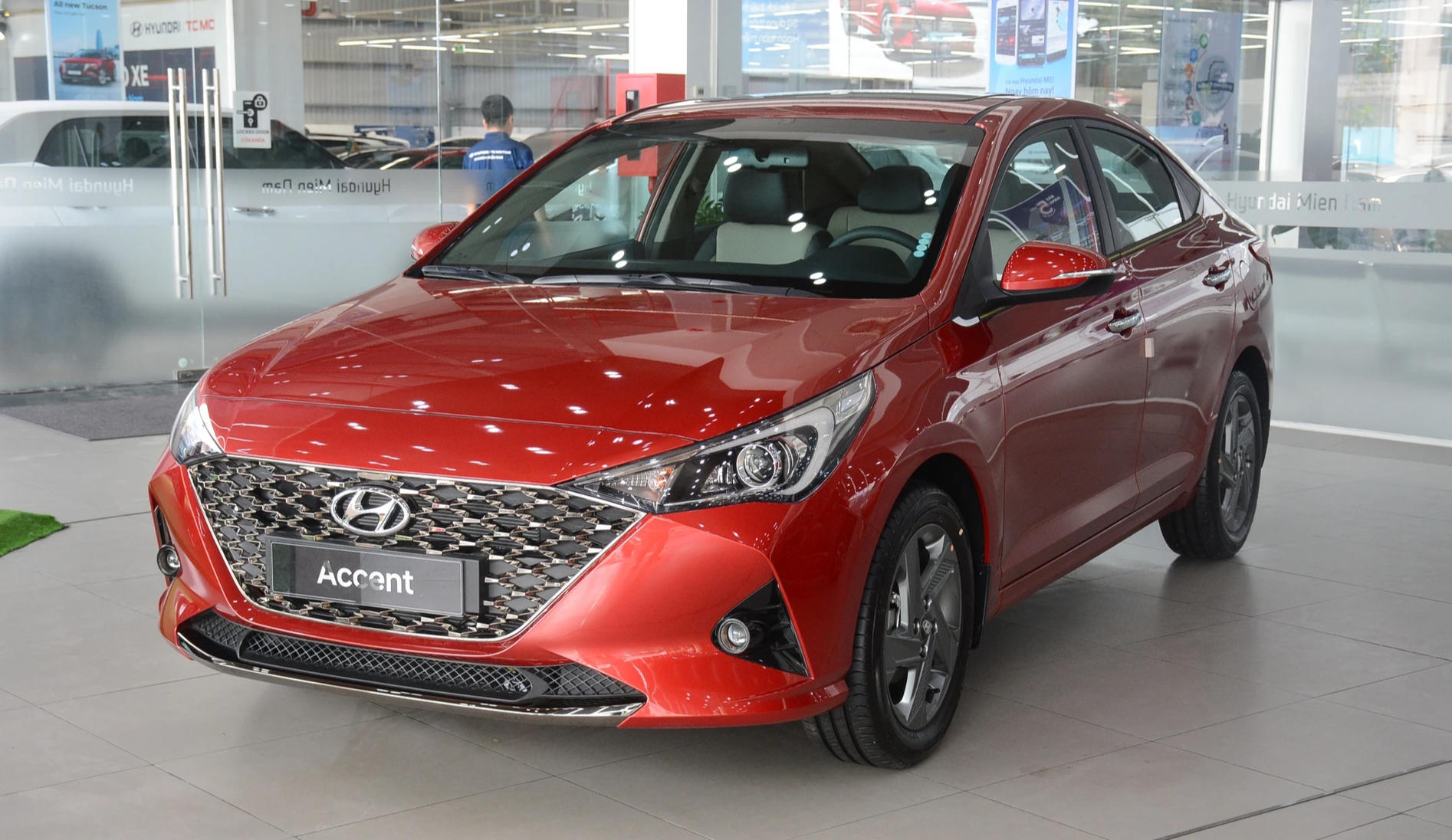 Hyundai Accent tiếp tục dậm chân ở vị trí thứ 5 trong cuộc đua doanh số tháng 4.2023, khi doanh số bán chỉ đạt 848 xe, giảm 119 xe so với tháng 3.2024. Tương tự những năm trước, Hyundai Accent tại Việt Nam do Hyundai Thành Công lắp ráp và phân phối, tuy nhiên mẫu xe này không có nhiều thay đổi về thiết kế, công nghệ. Xe hiện có 4 phiên bản, đi kèm mức giá 426 - 542 triệu đồng.