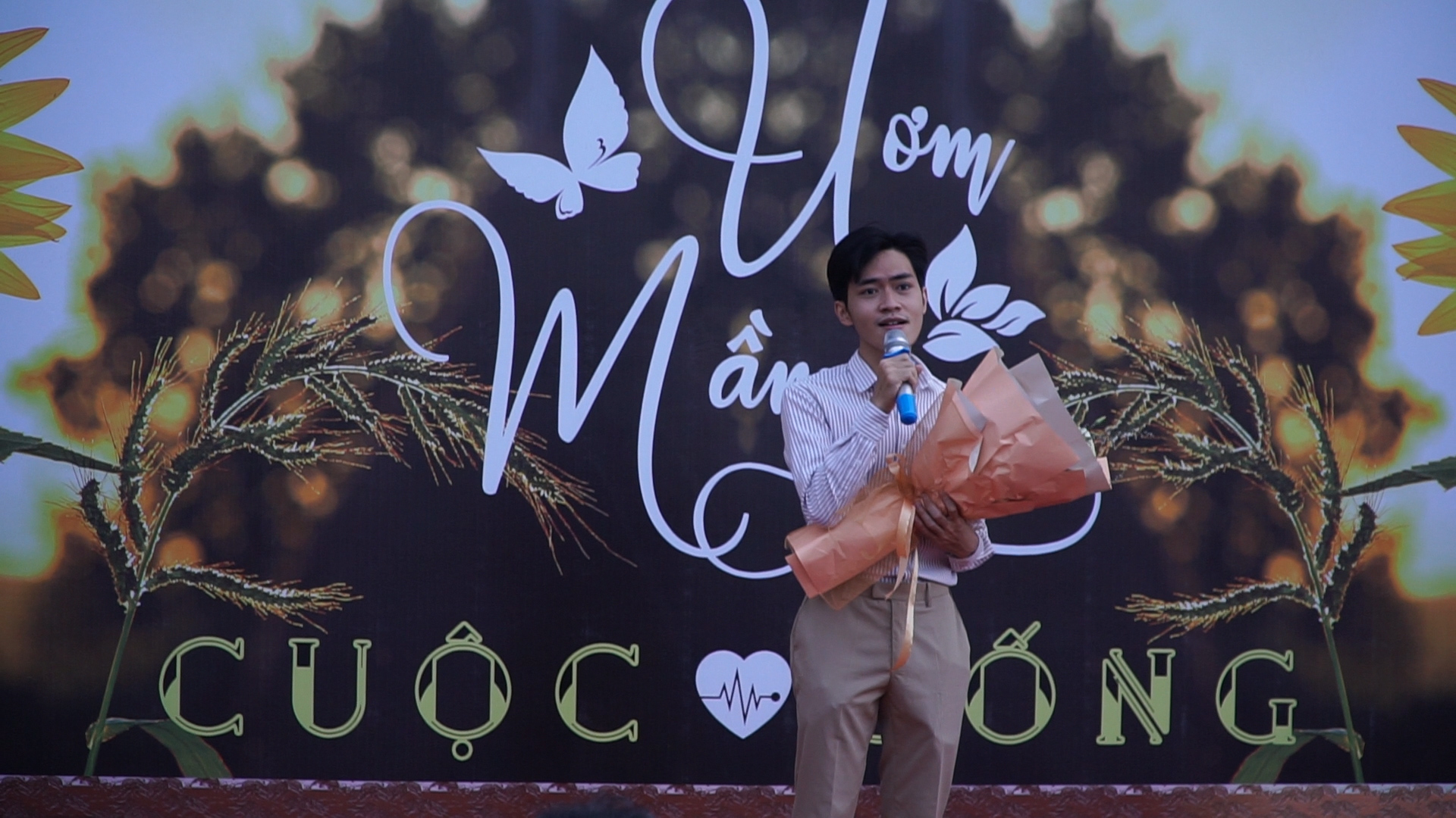 Con mắc bệnh hiếm, mẹ gấp hạc giấy cầu nguyện cho con cùng các bạn- Ảnh 1. Con mắc bệnh hiếm, mẹ gấp hạc giấy cầu nguyện cho con cùng các bạn- Ảnh 1.