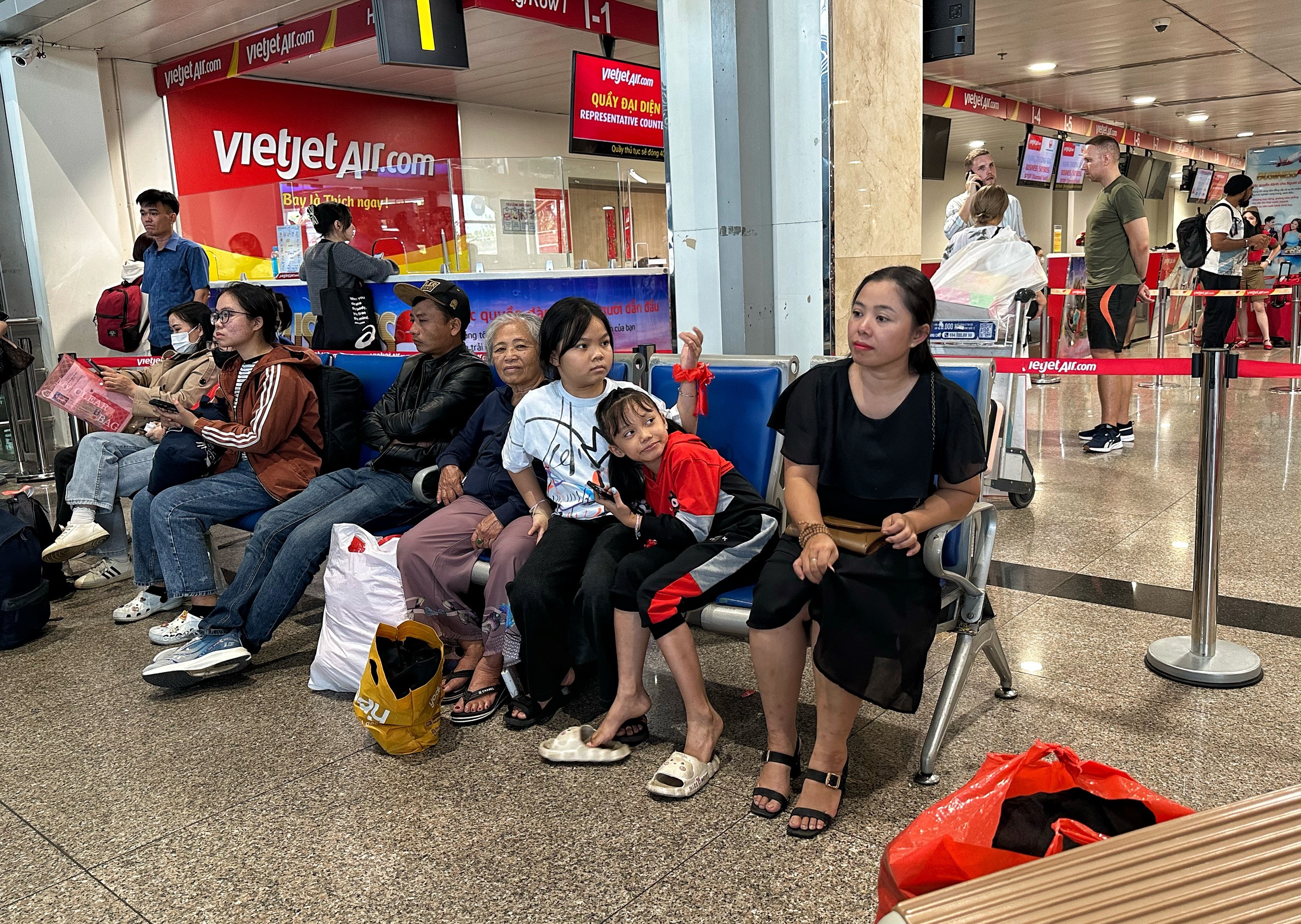 Trưa nay 24 tháng chạp: Đông nghẹt người ở sân bay Tân Sơn Nhất về quê ăn tết sớm- Ảnh 3.