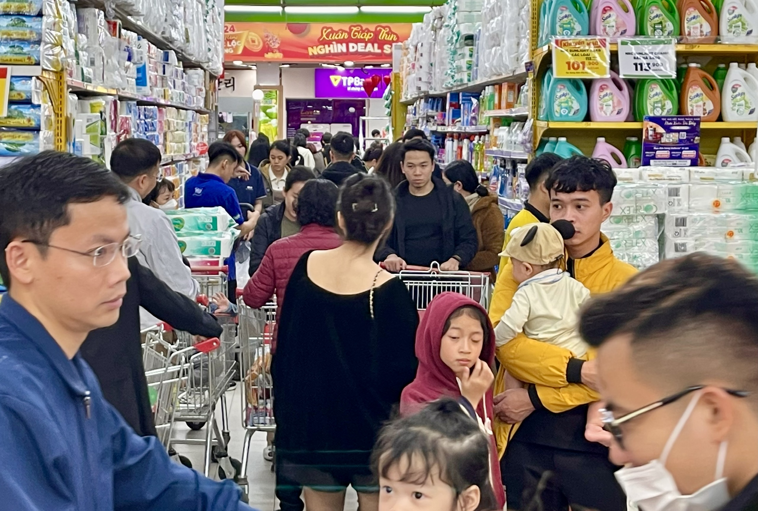 Choáng ngợp 'biển người' đổ về siêu thị mua sắm trước tết Nguyên đán - Ảnh 5.