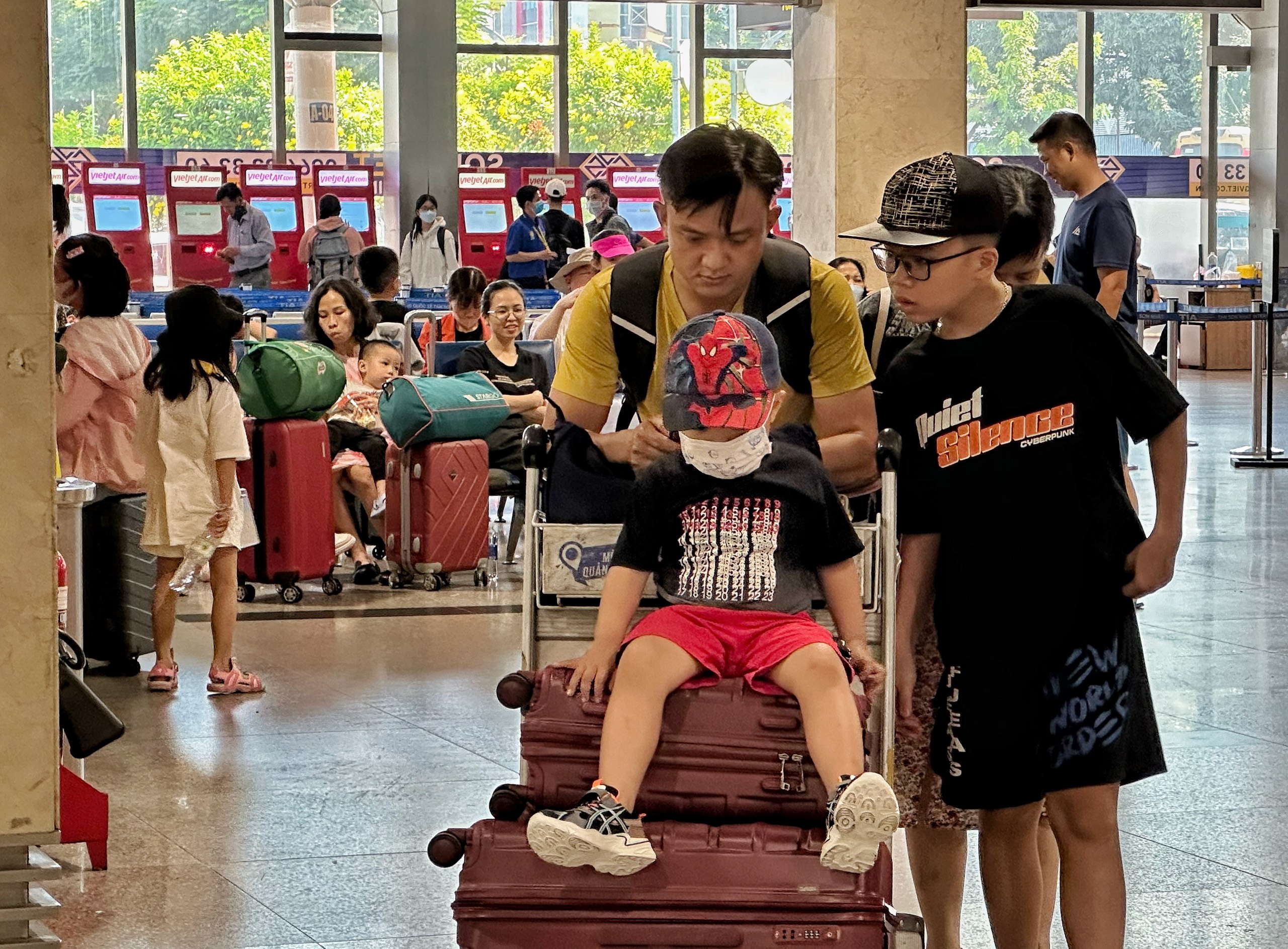 Trưa nay 24 tháng chạp: Đông nghẹt người ở sân bay Tân Sơn Nhất về quê ăn tết sớm- Ảnh 7.