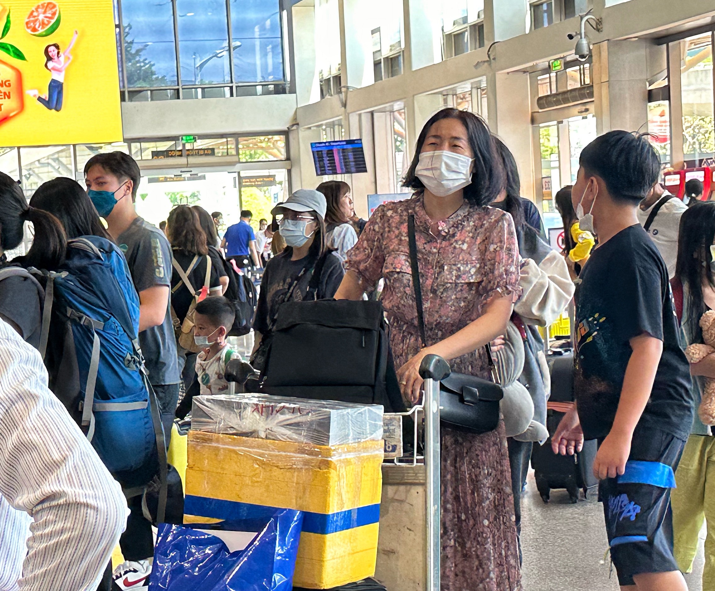 Trưa nay 24 tháng chạp: Đông nghẹt người ở sân bay Tân Sơn Nhất về quê ăn tết sớm- Ảnh 6.