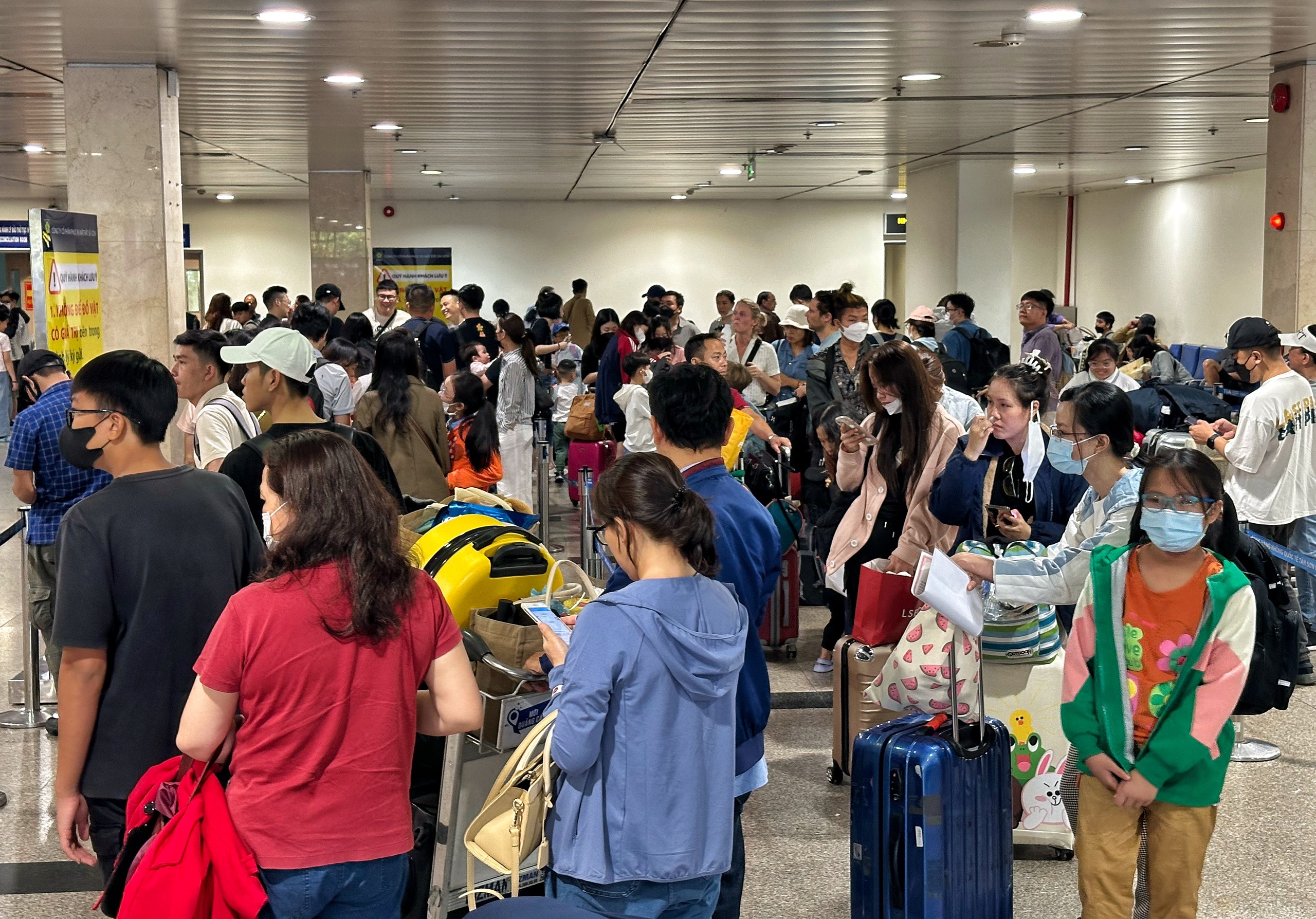 Trưa nay 24 tháng chạp: Đông nghẹt người ở sân bay Tân Sơn Nhất về quê ăn tết sớm- Ảnh 8.