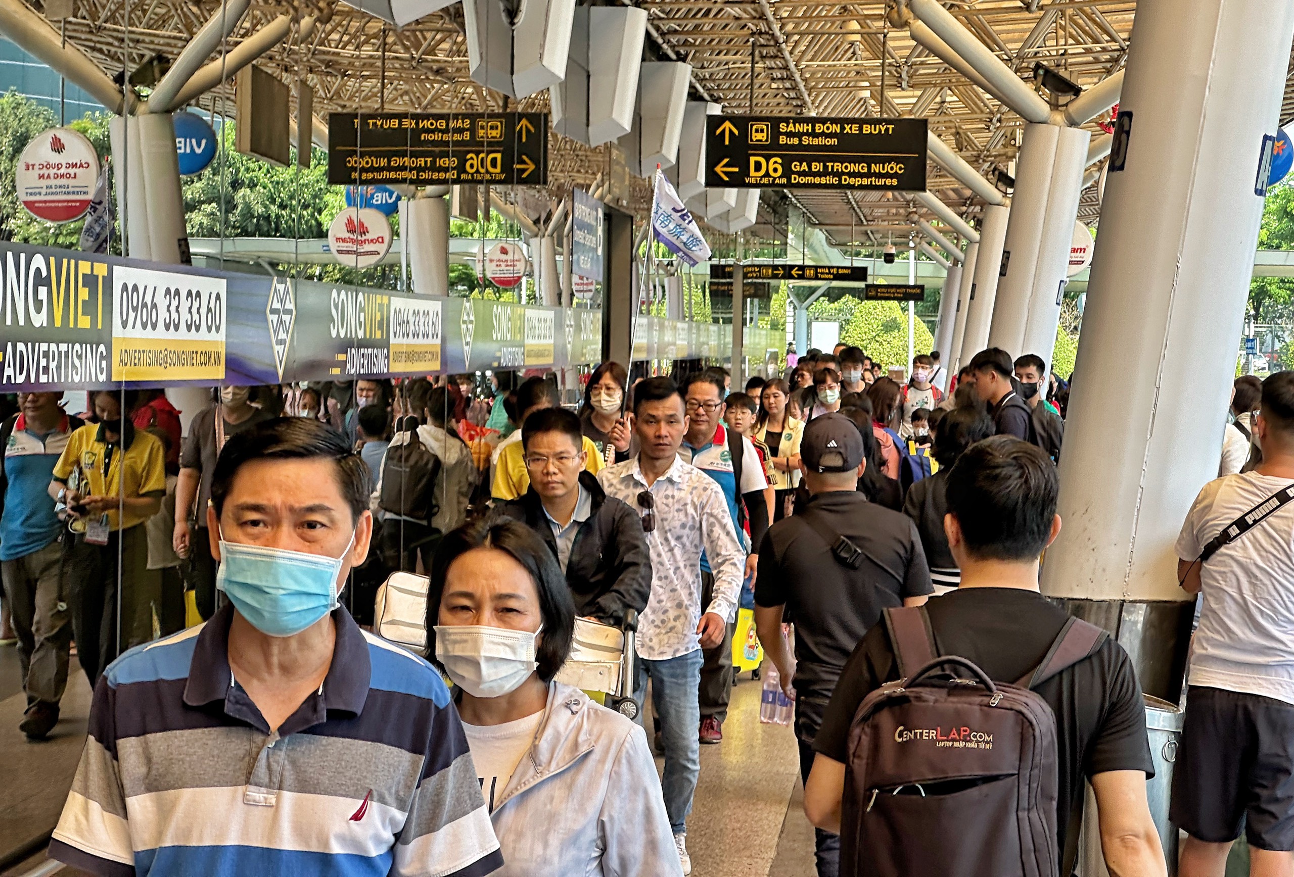 Trưa nay 24 tháng chạp: Đông nghẹt người ở sân bay Tân Sơn Nhất về quê ăn tết sớm- Ảnh 2.