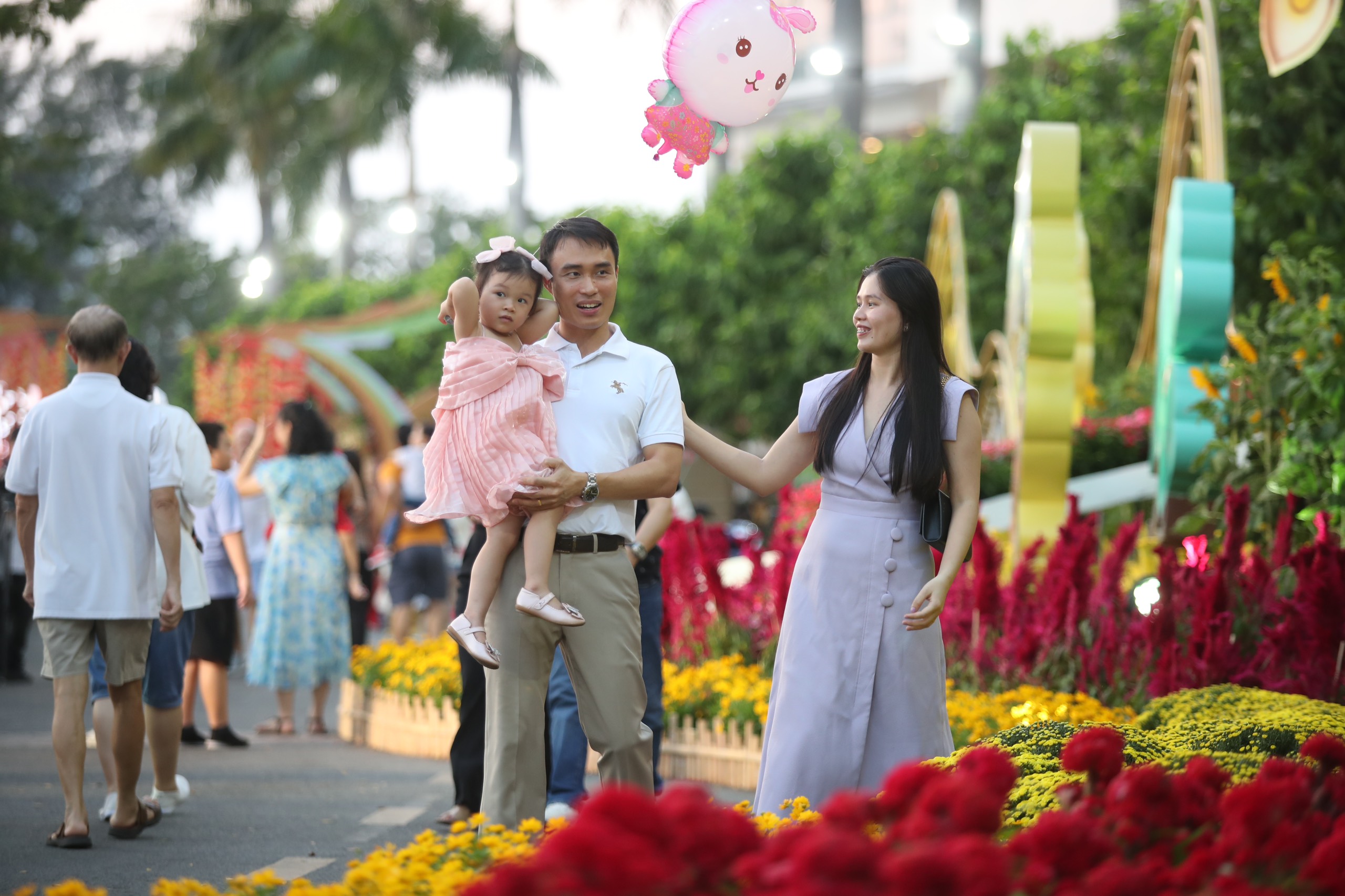 Hôm nay khai mạc đường hoa Phú Mỹ Hưng, ùn ùn người đến check-in- Ảnh 6.