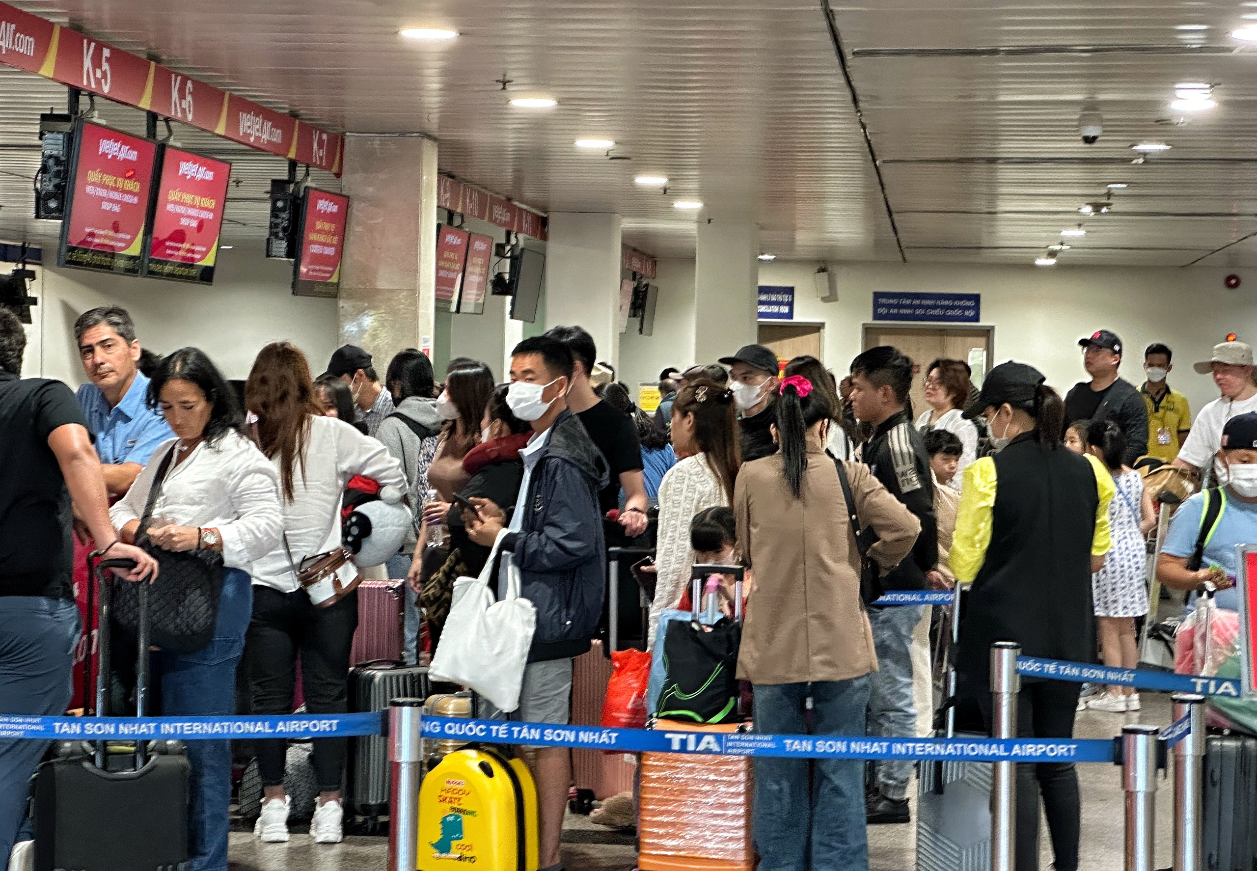 Trưa nay 24 tháng chạp: Đông nghẹt người ở sân bay Tân Sơn Nhất về quê ăn tết sớm- Ảnh 1.