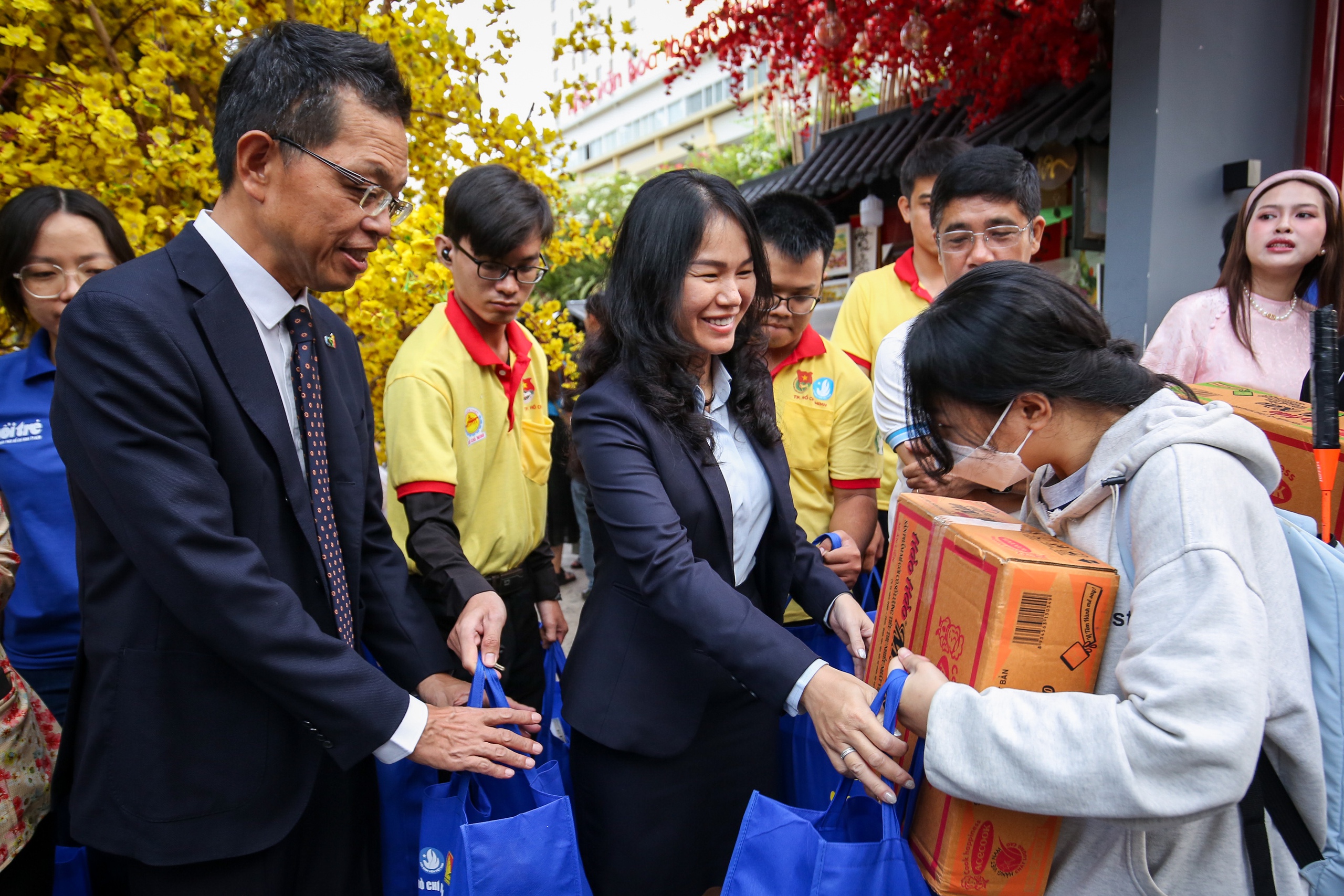 Hàng ngàn sinh viên, người lao động khó khăn cùng 'Chuyến xe mùa xuân' về quê đón tết- Ảnh 1.