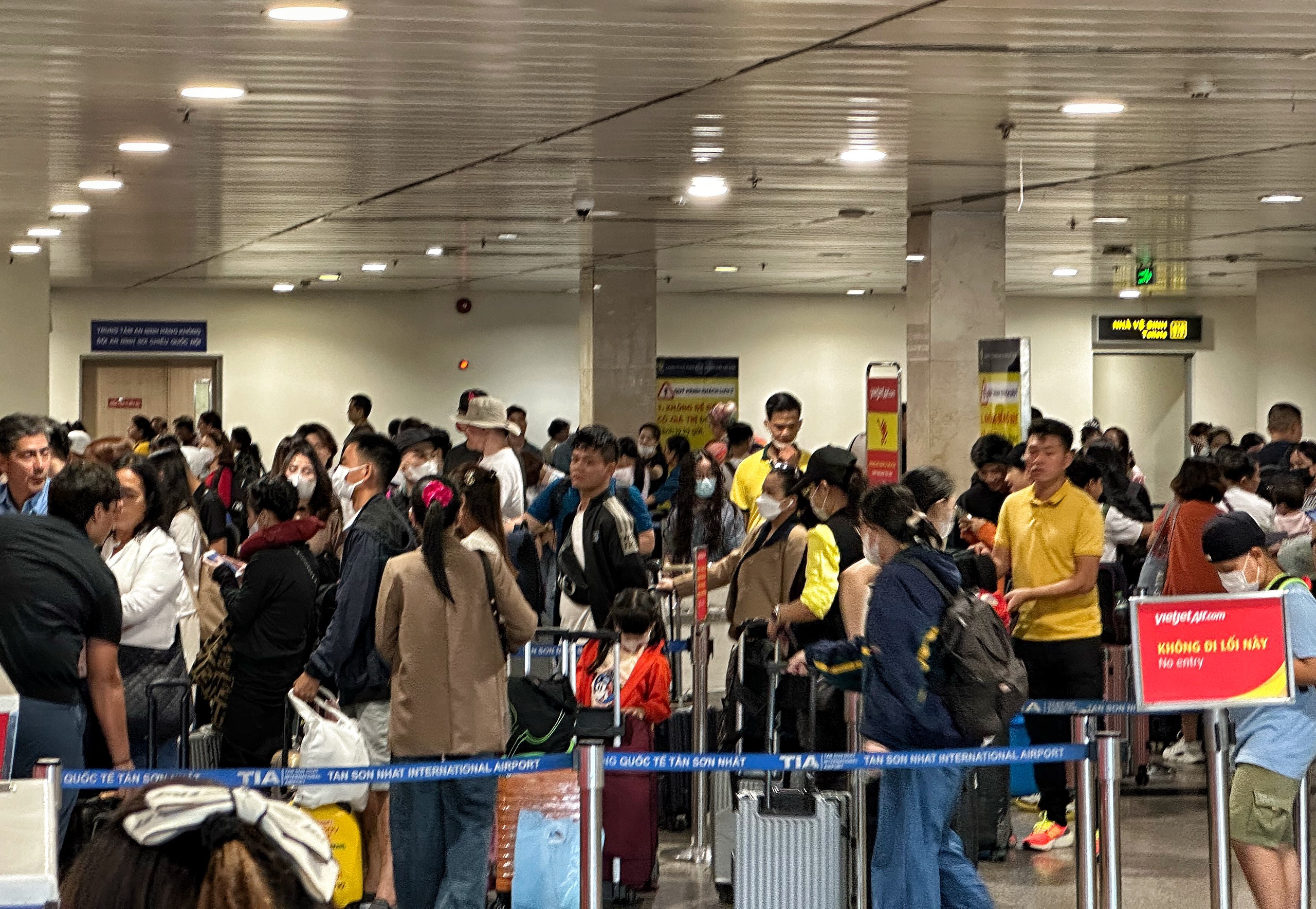Trưa nay 24 tháng chạp: Đông nghẹt người ở sân bay Tân Sơn Nhất về quê ăn tết sớm- Ảnh 4.
