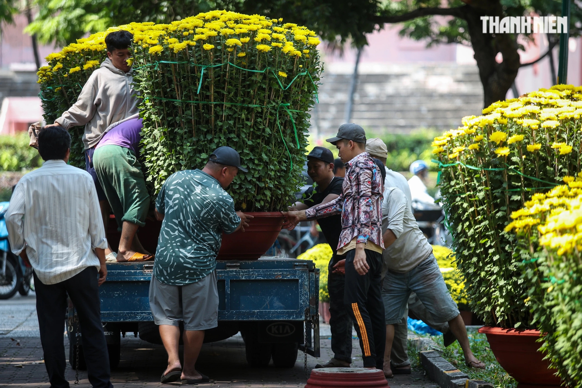 Mai, đào, cúc... tràn ngập chợ hoa tết giữa trung tâm TP.HCM, chờ người mua- Ảnh 19.