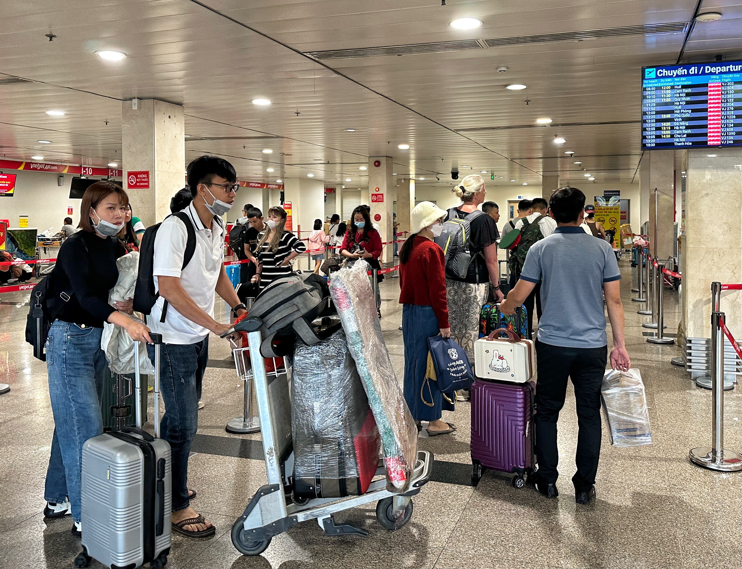 Trưa nay 24 tháng chạp: Đông nghẹt người ở sân bay Tân Sơn Nhất về quê ăn tết sớm- Ảnh 5.