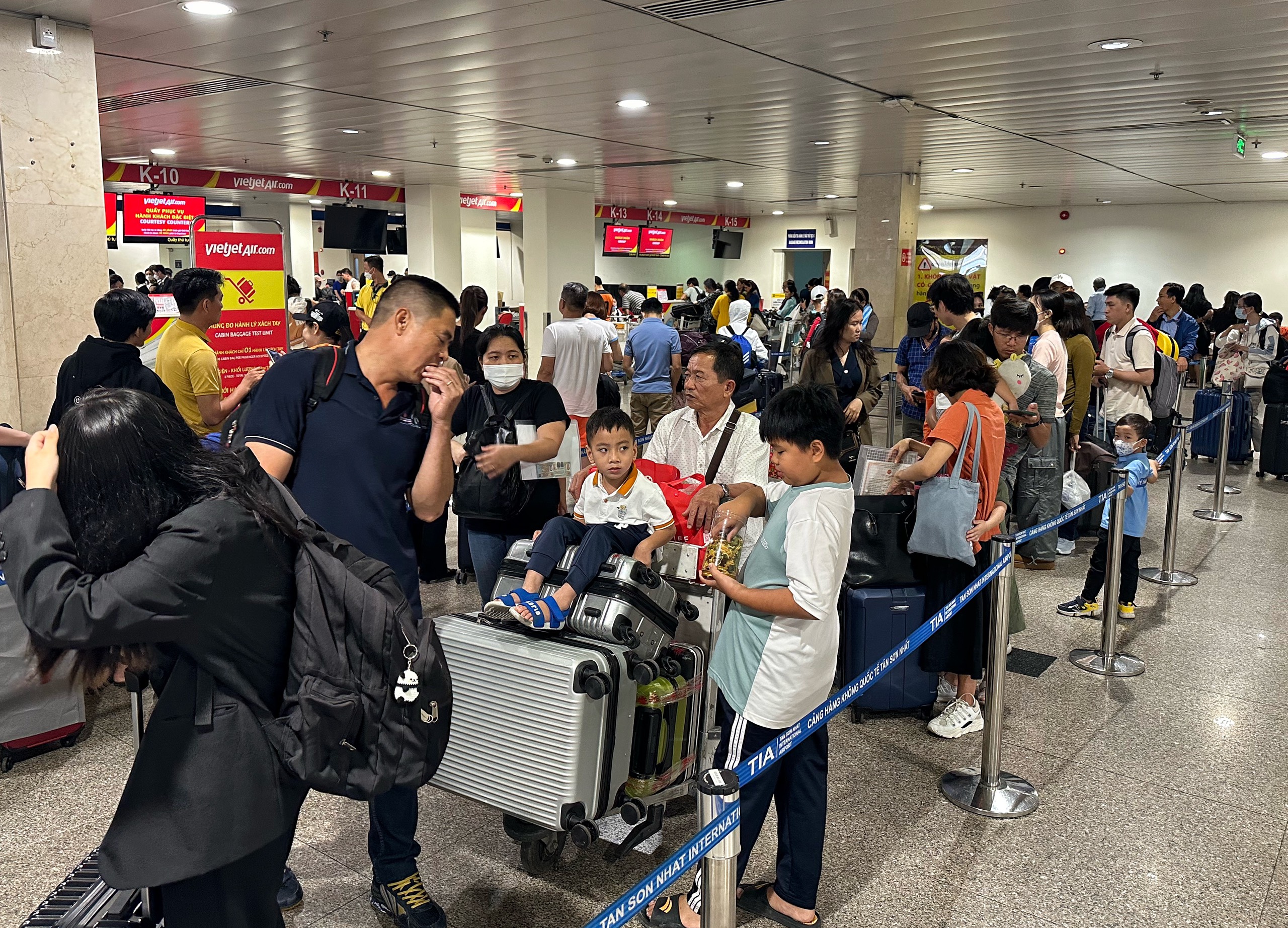 Trưa nay 24 tháng chạp: Đông nghẹt người ở sân bay Tân Sơn Nhất về quê ăn tết sớm- Ảnh 10.