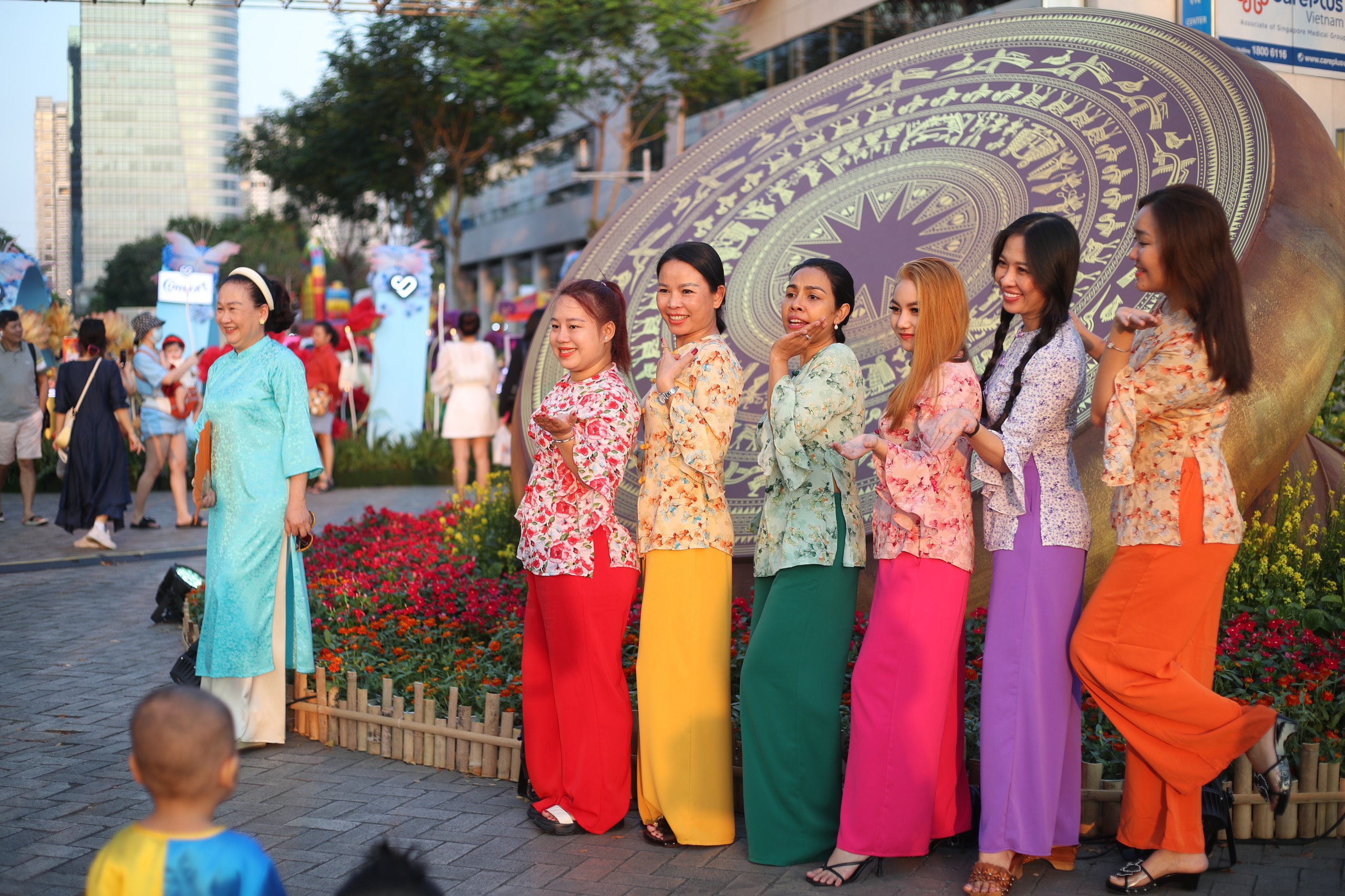 Hôm nay khai mạc đường hoa Phú Mỹ Hưng, ùn ùn người đến check-in- Ảnh 4. Hôm nay khai mạc đường hoa Phú Mỹ Hưng, ùn ùn người đến check-in- Ảnh 4.