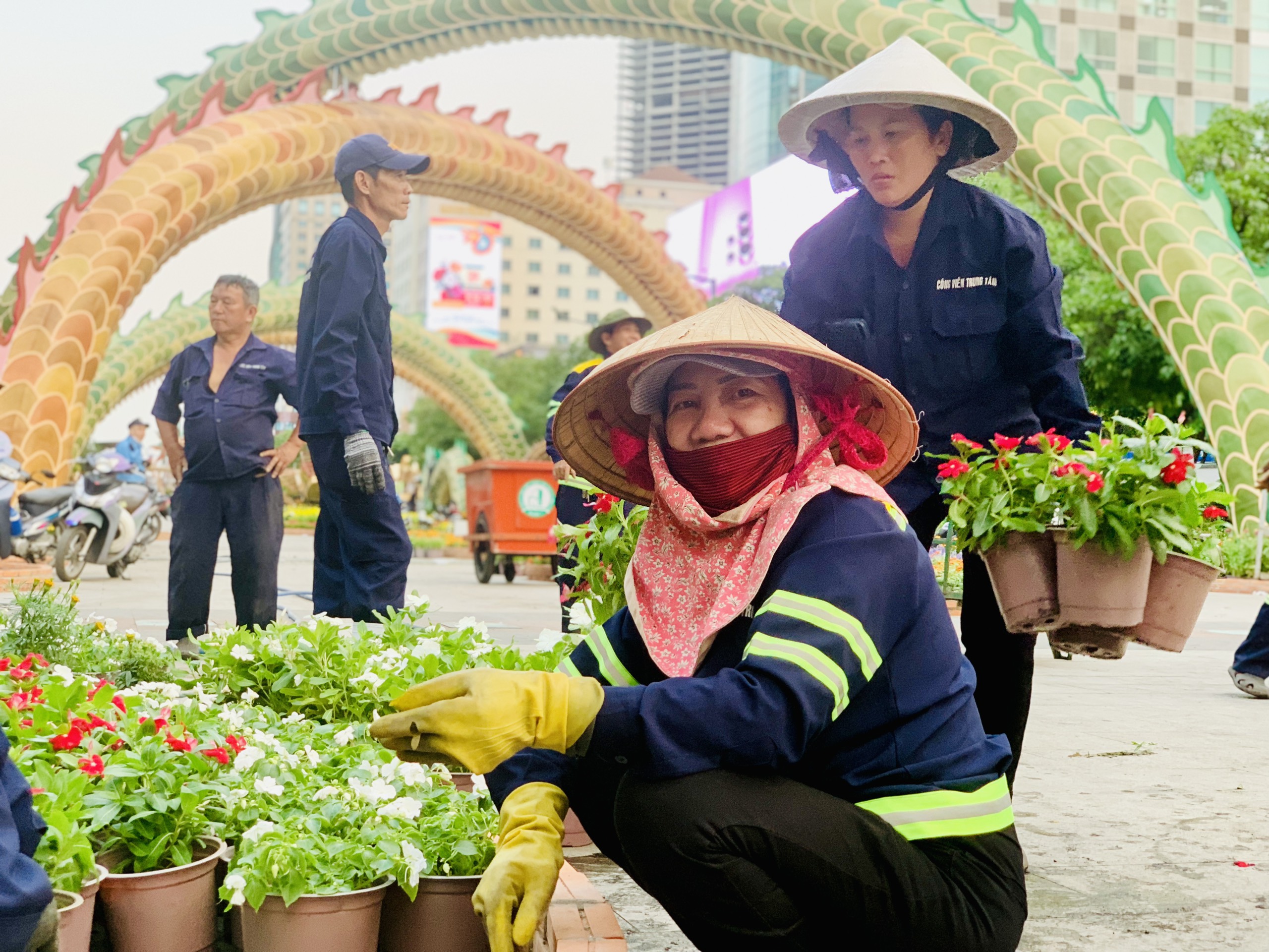 Những người thợ gắn bó với đường hoa TP.HCM hơn 10 năm: 'Sẵn sàng làm đẹp cho đời'- Ảnh 6.