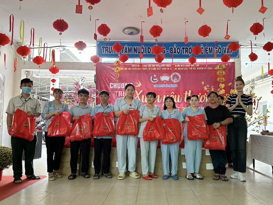 Hoa hậu Bảo Ngọc trao quà tết cho trẻ em khuyết tật- Ảnh 6.