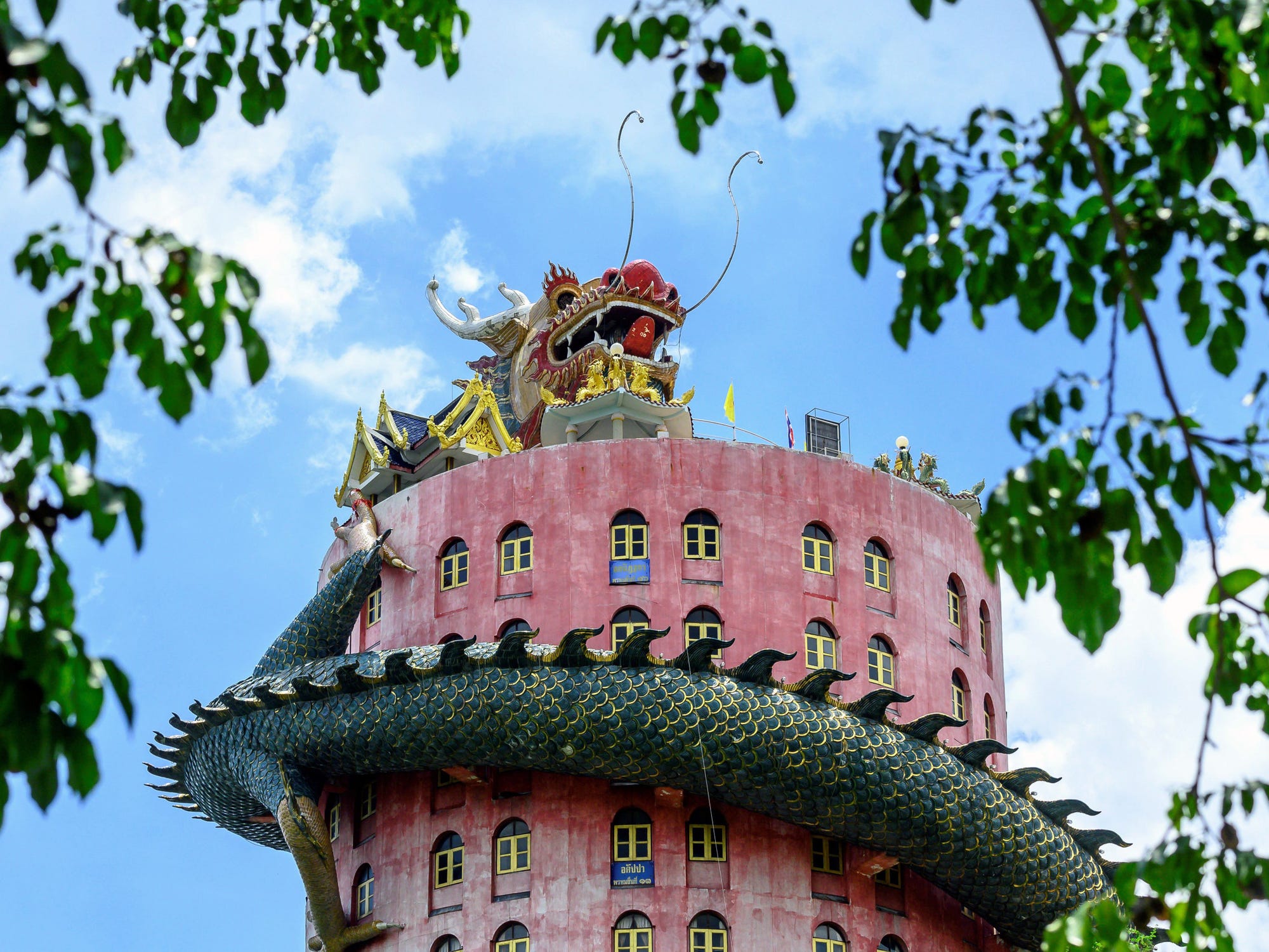 Khám phá rồng khổng lồ quấn quanh ngôi chùa hồng nổi tiếng ở Thái Lan- Ảnh 3.