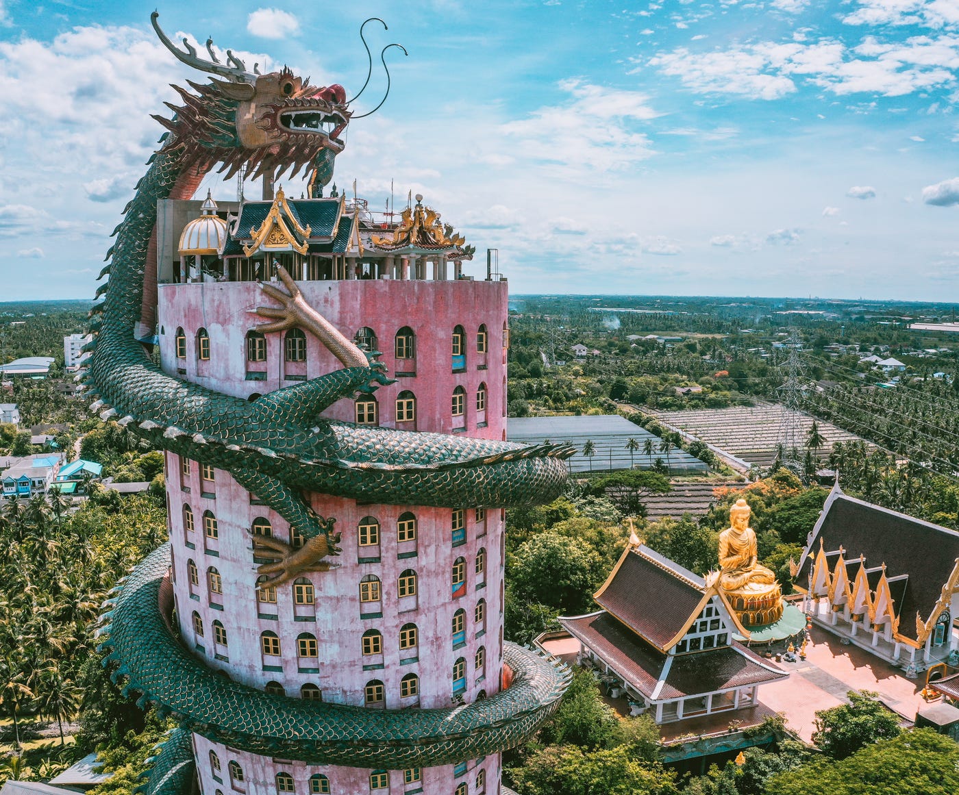 Khám phá rồng khổng lồ quấn quanh ngôi chùa hồng nổi tiếng ở Thái Lan- Ảnh 1.
